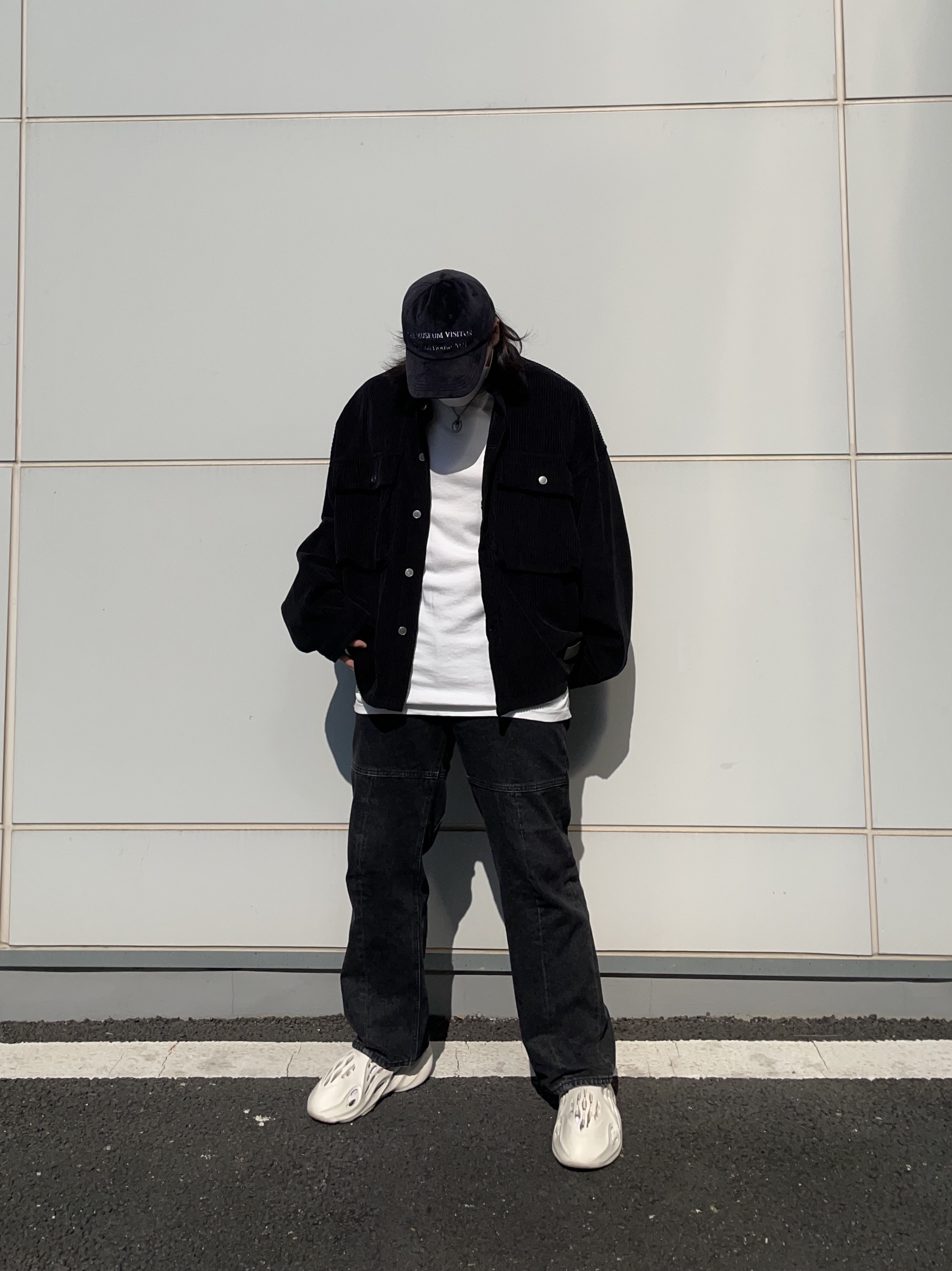 Adidas Yeezy Foam RNNR Sand 착용 스타일 - 3