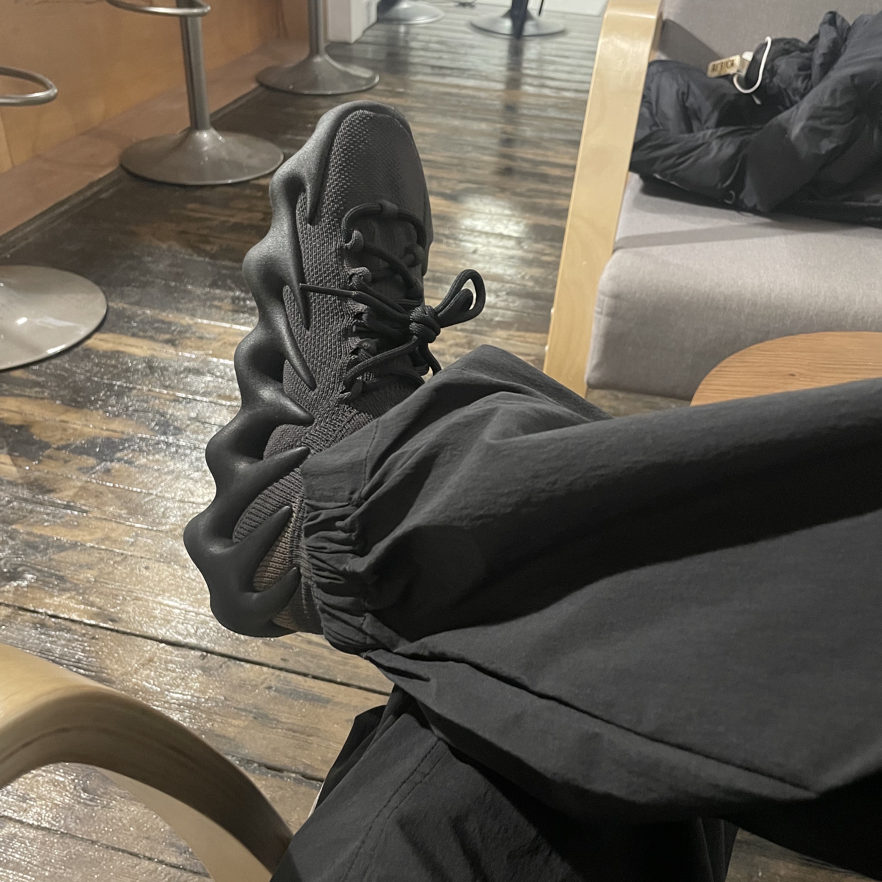 Adidas Yeezy 450 Dark Slate 착용 스타일 - 1