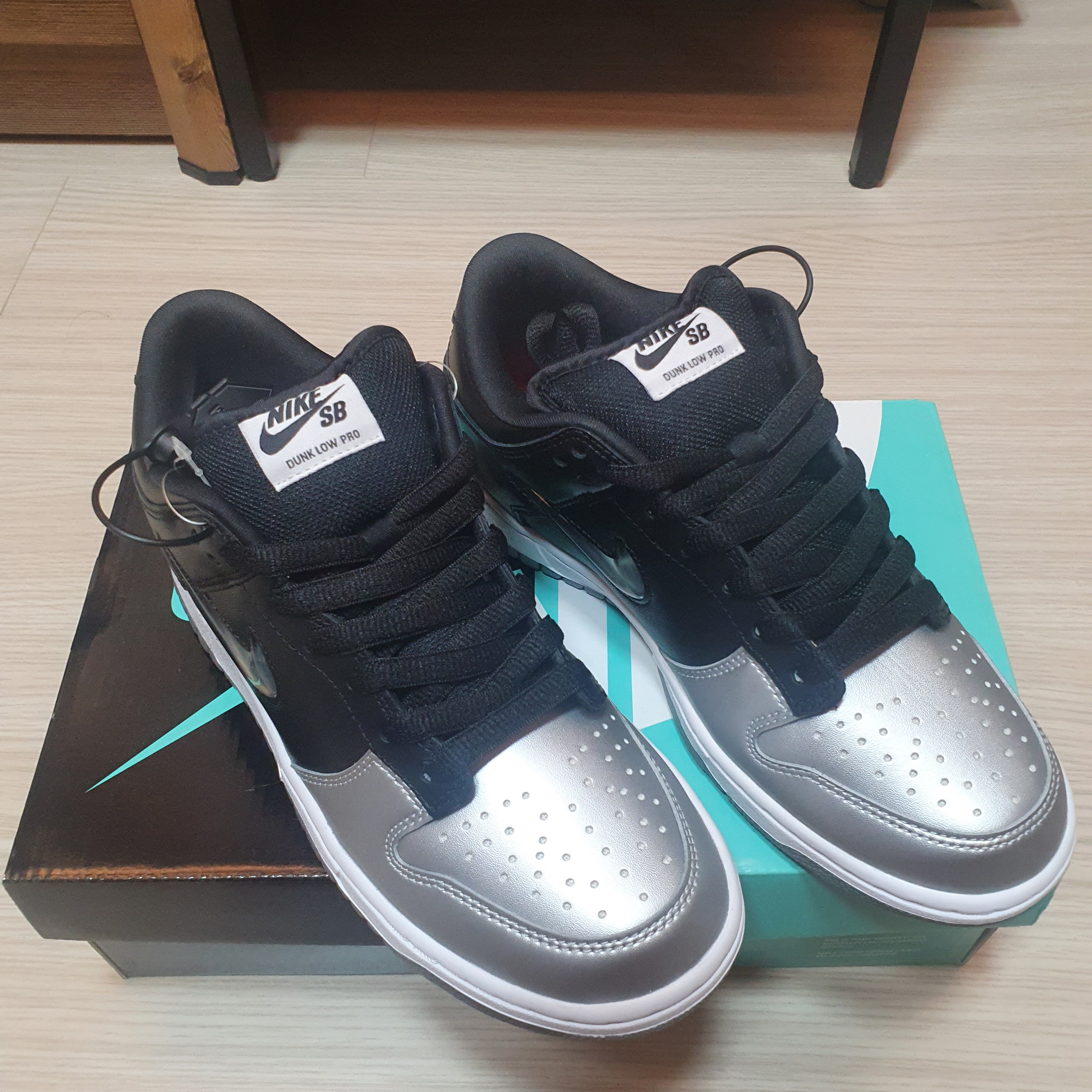 Nike x Supreme SB Dunk Low Jewel Swoosh Silver 착용 스타일 - 3