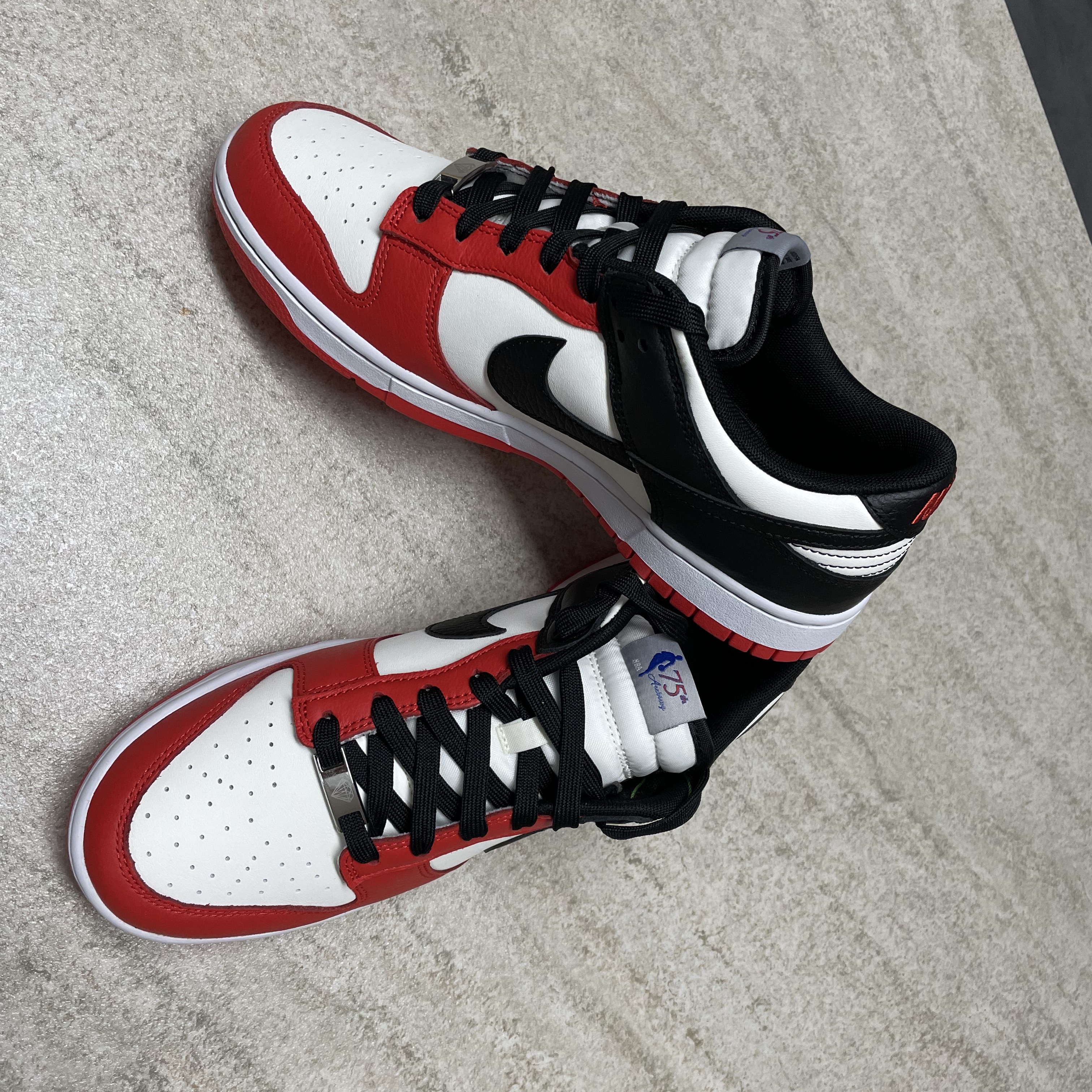 Nike x NBA Dunk Low Retro EMB Black and Chile Red 착용 스타일 - 2