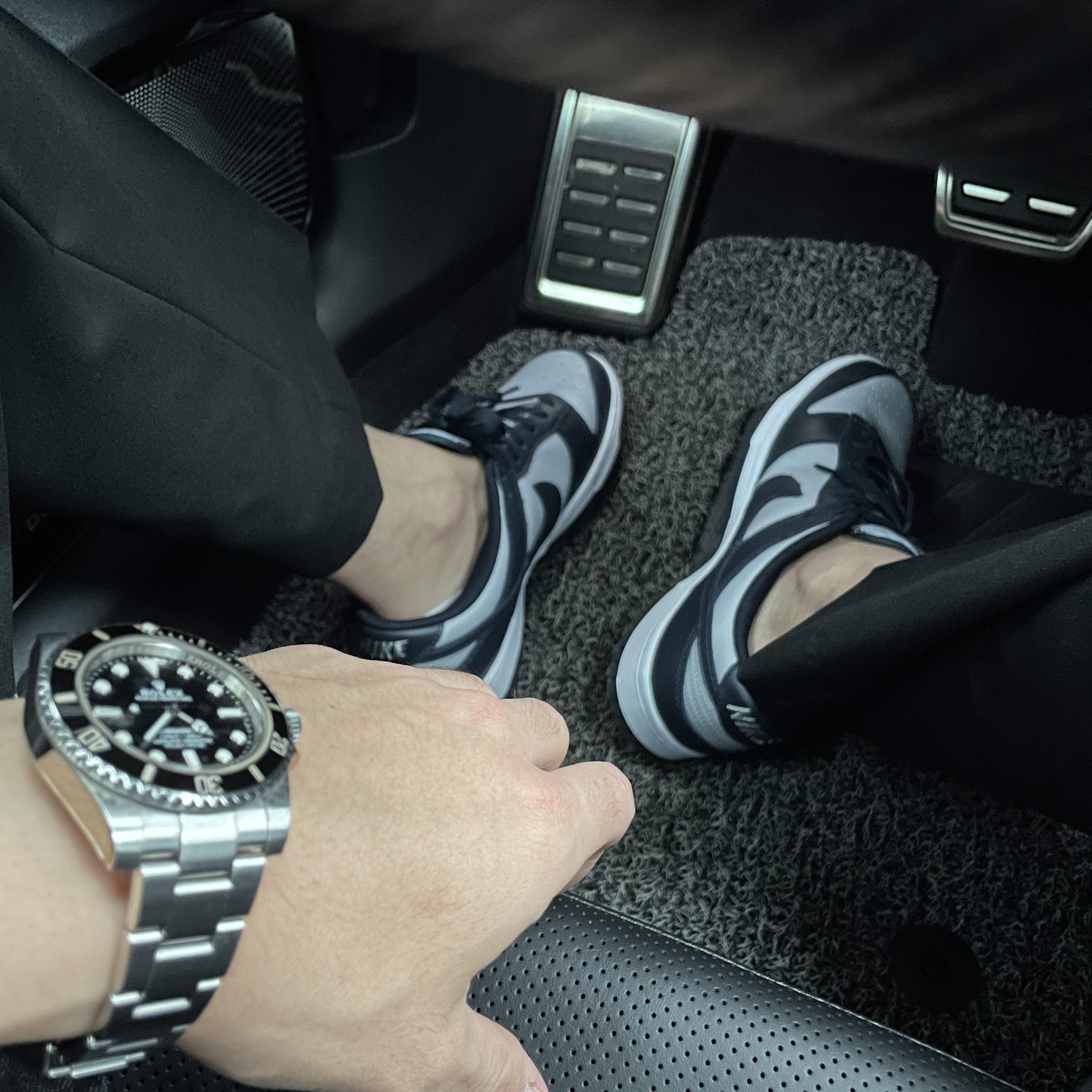 Rolex Submariner 40mm 114060 Black Oyster, Nike Dunk Low Retro Championship Grey 착용 스타일