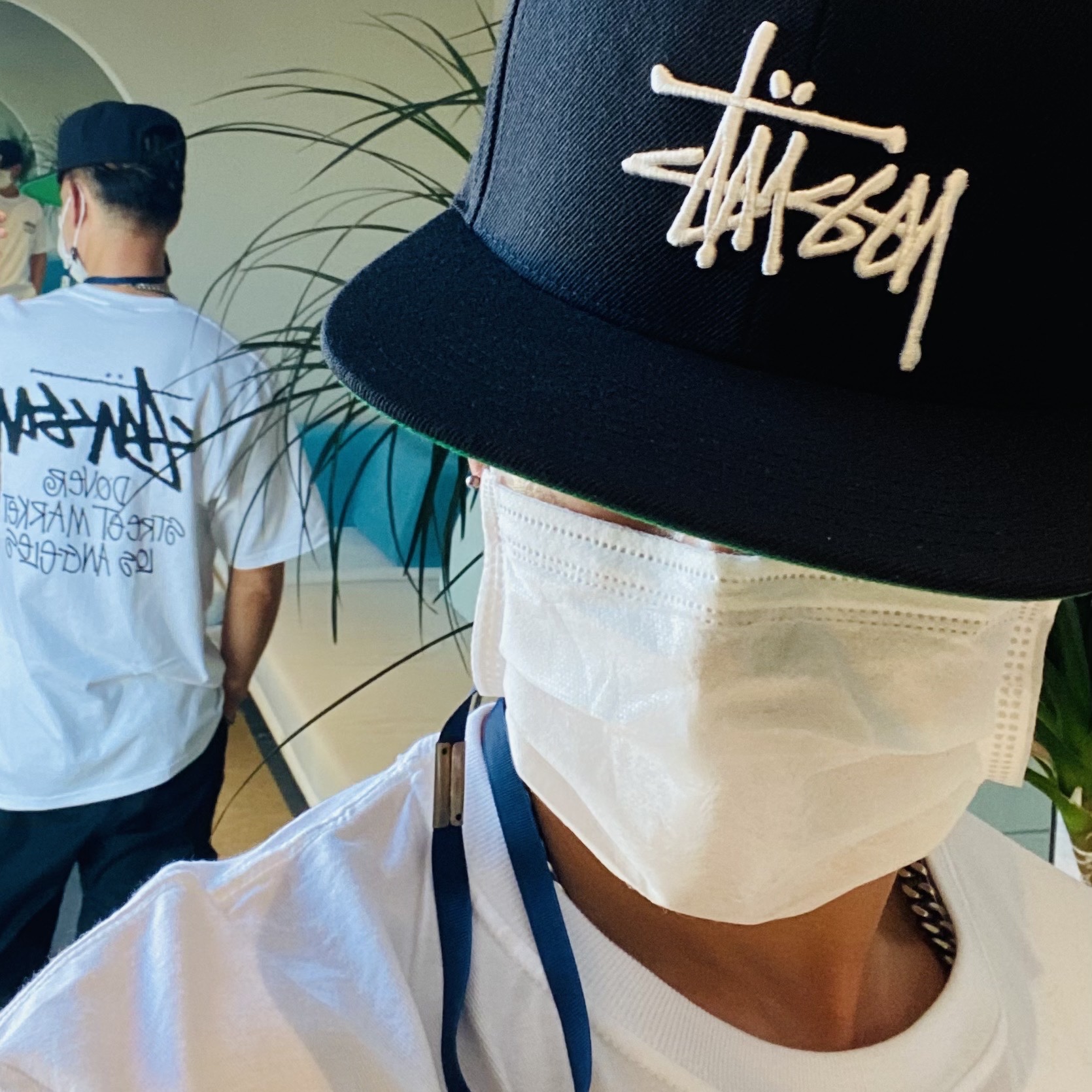 Stussy Stock Low Pro Cap Black, Stussy Stock DSM Los Angeles T-Shirt White 착용 스타일