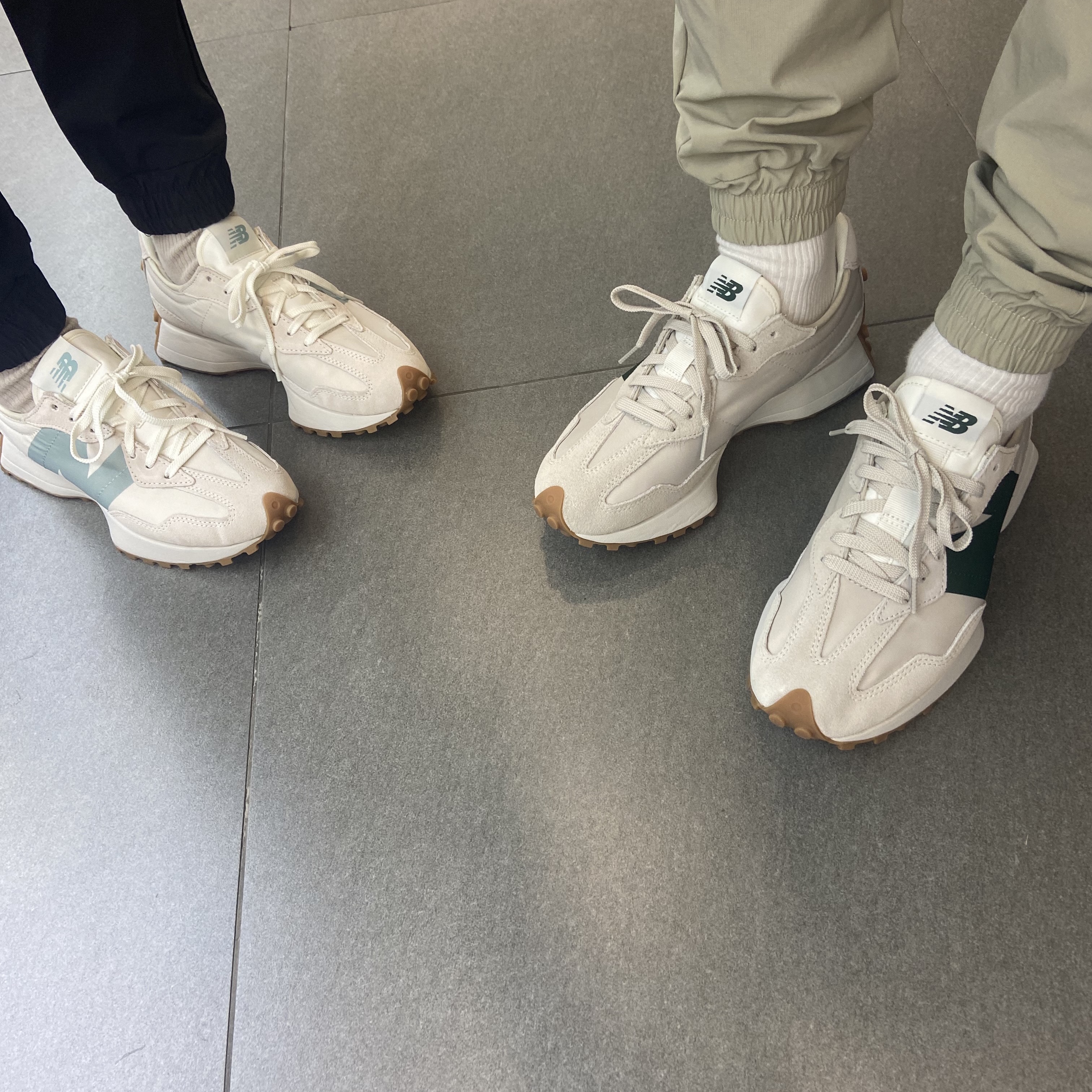 (W) New Balance 327 Moonbeam Storm Blue, New Balance 327 Timberwolf 착용 스타일