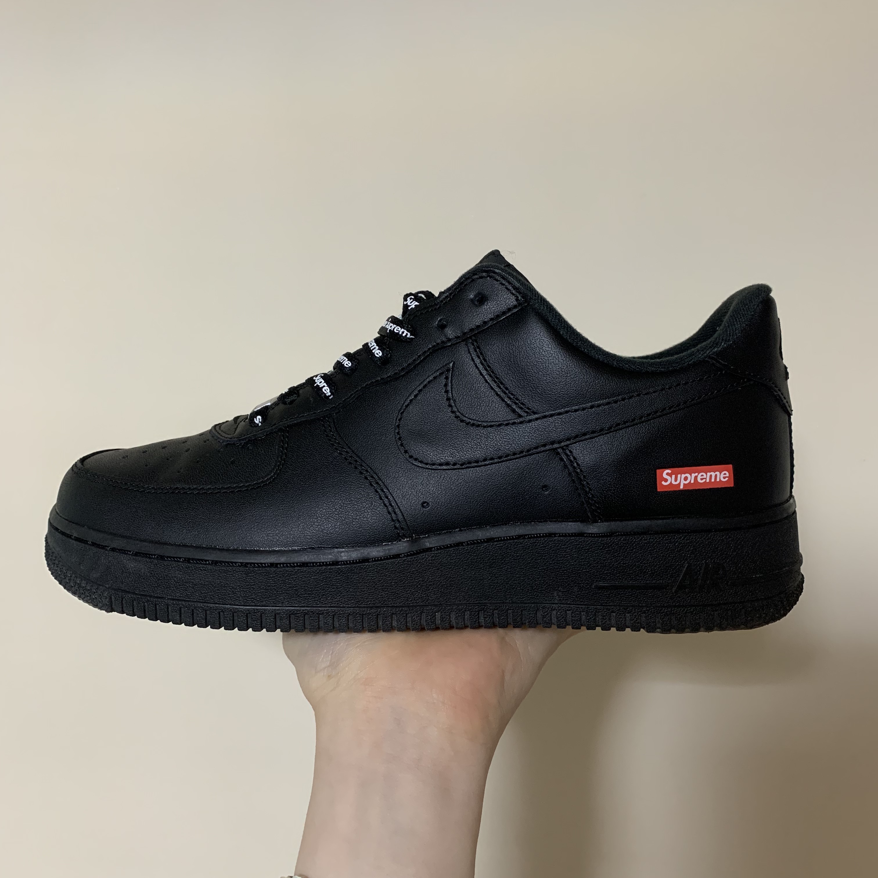 Nike x Supreme Air Force 1 Low Black 착용 스타일 - 1