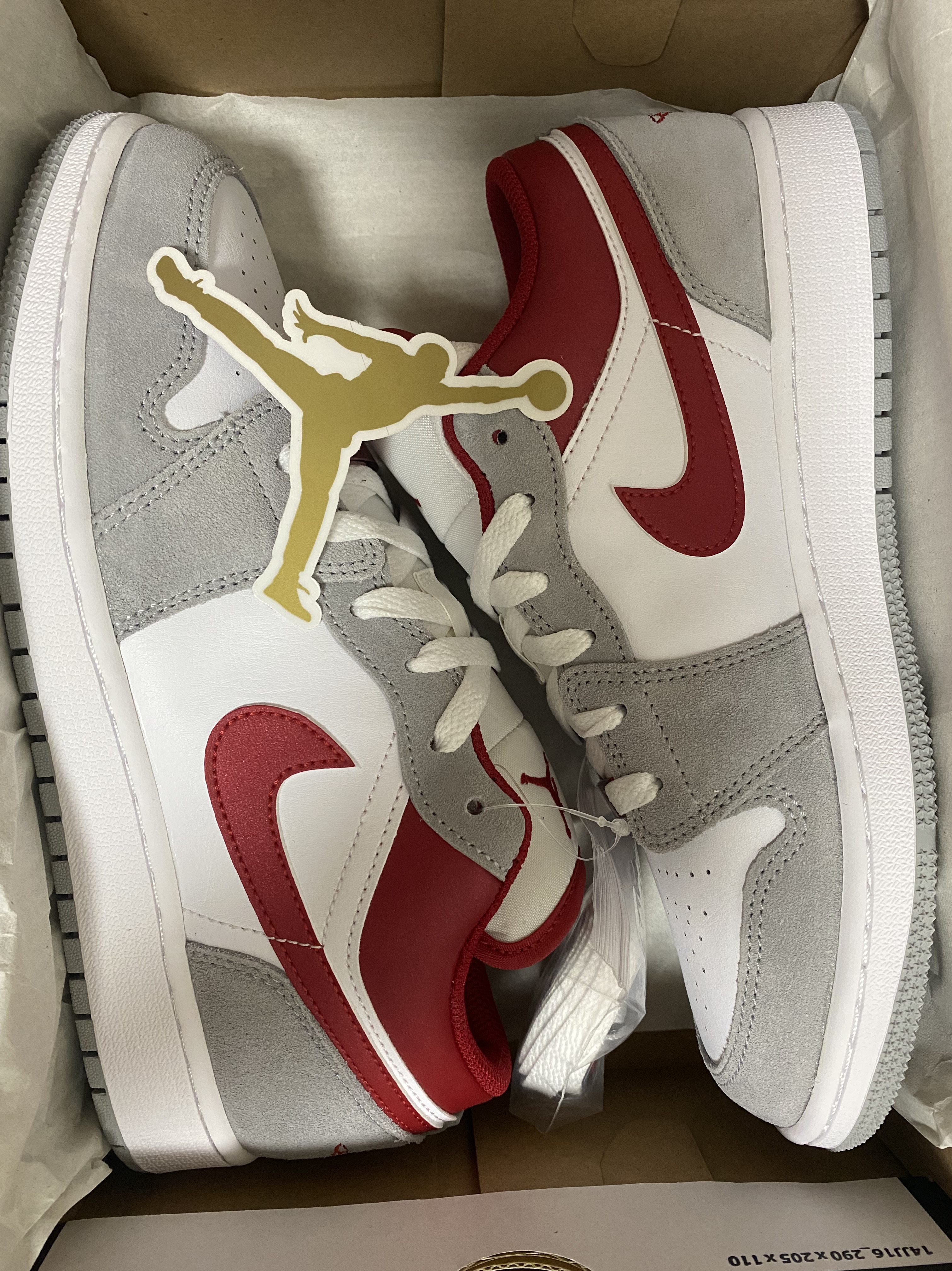 (GS) Jordan 1 Low SE Light Smoke Grey Gym Red 착용 스타일