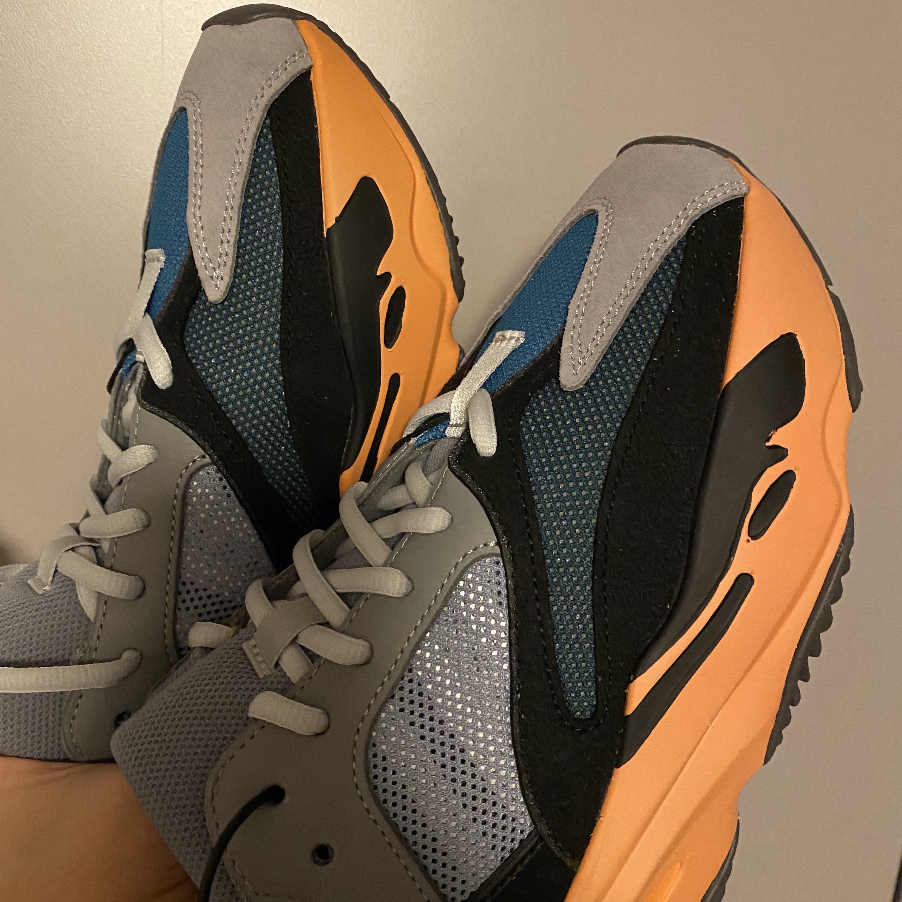 Adidas Yeezy Boost 700 Wash Orange 착용 스타일 - 2
