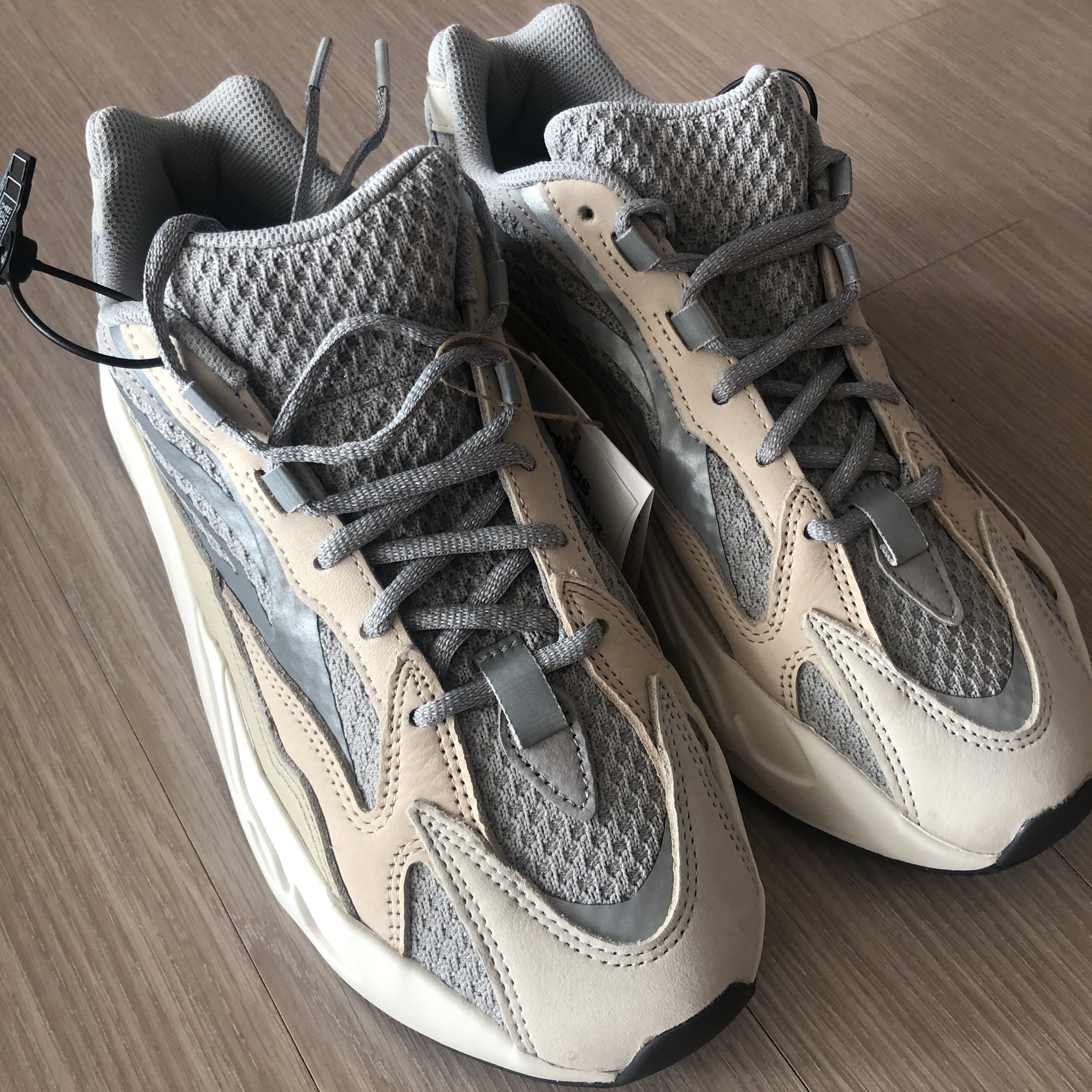 Adidas Yeezy Boost 700 V2 Cream 착용 스타일