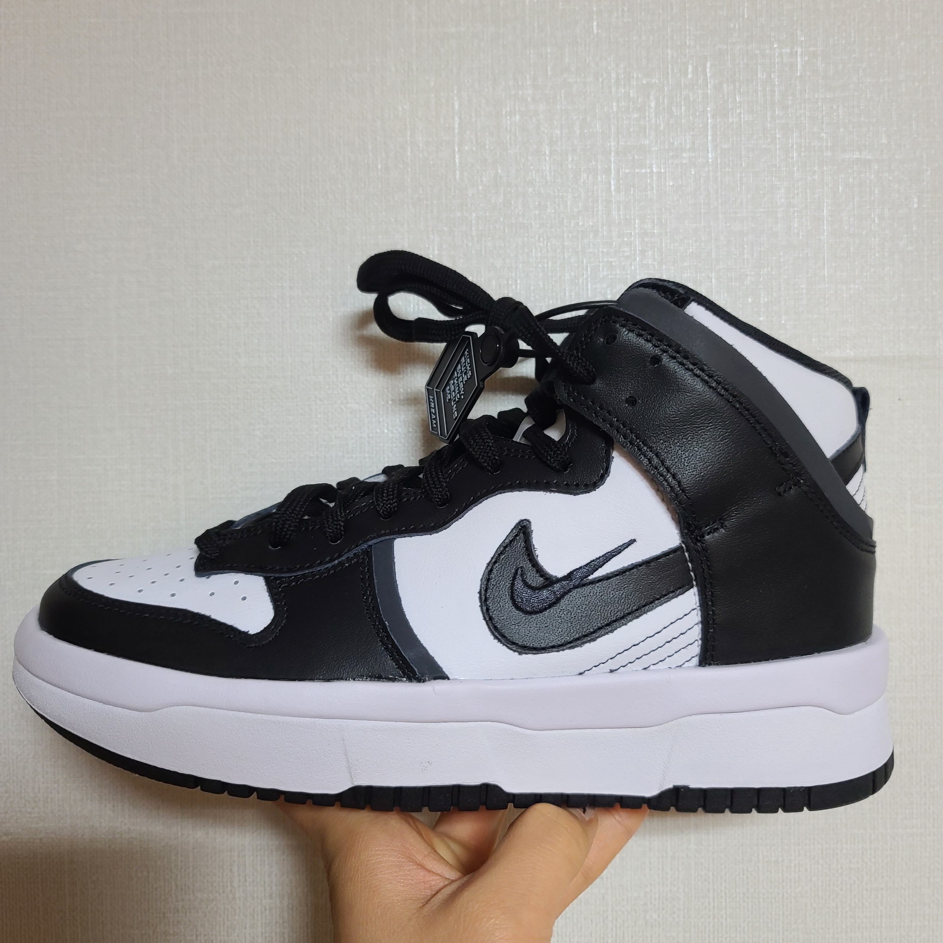 (W) Nike Dunk High Up Black and White 착용 스타일 - 1
