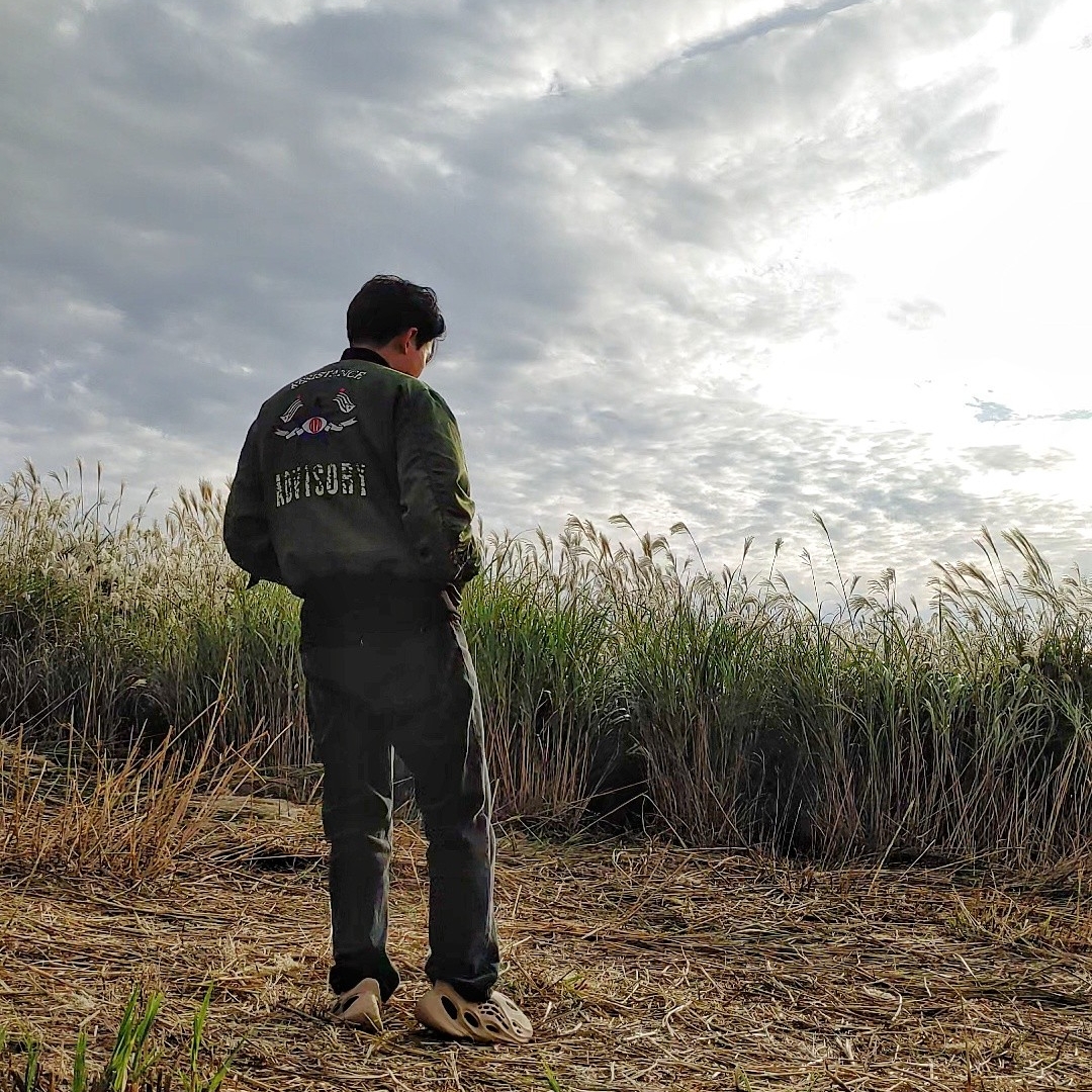 Adidas Yeezy Foam RNNR Ochre 착용 스타일 - 1