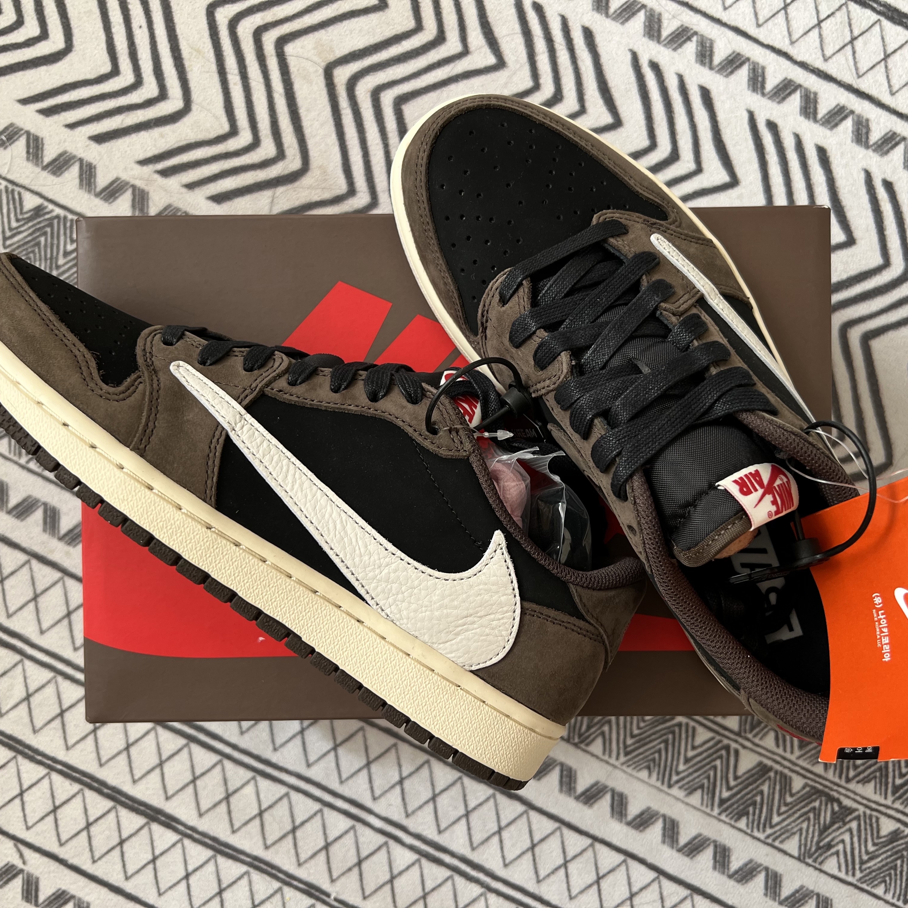 Jordan 1 x Travis Scott Retro Low OG SP Mocha 착용 스타일 - 1