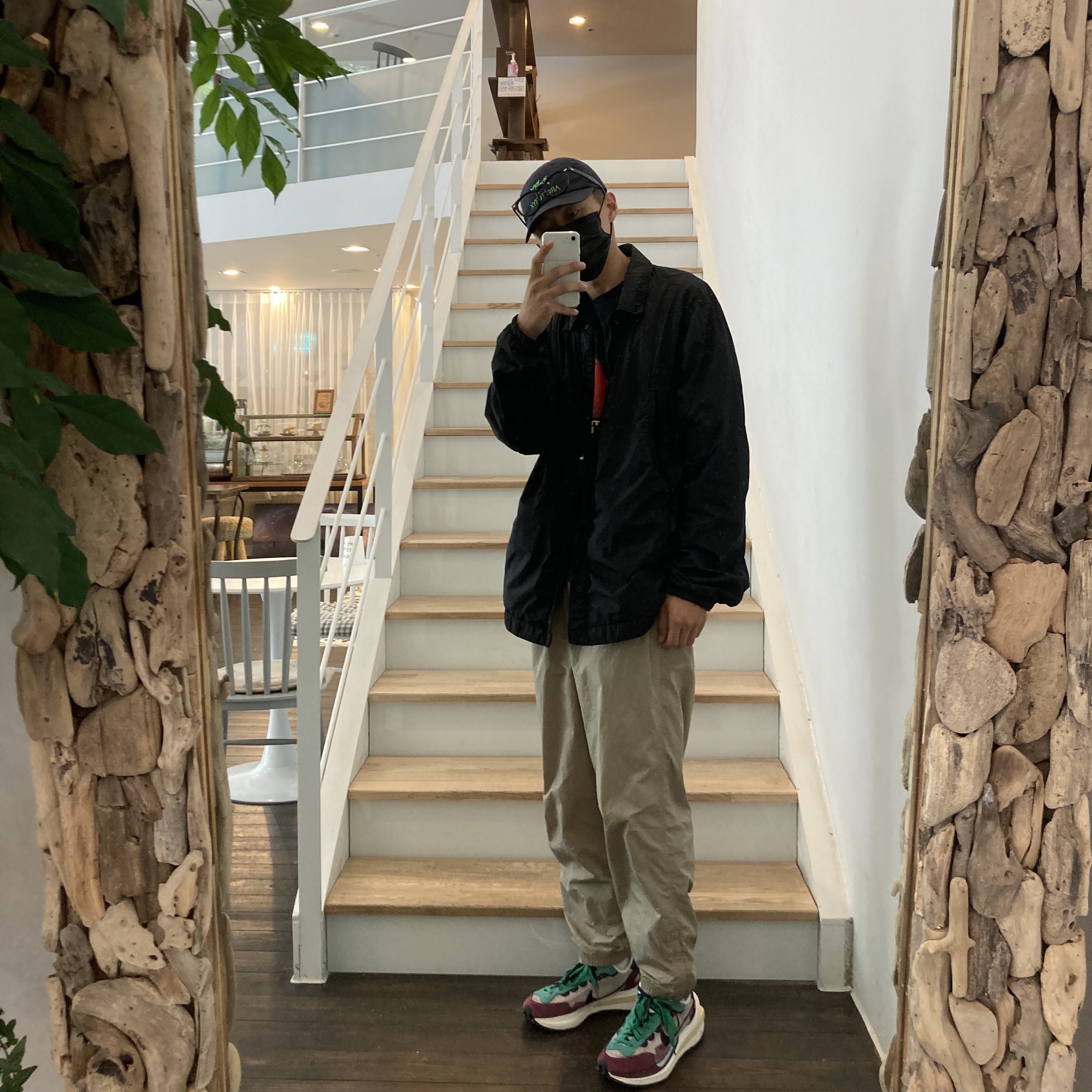 Nike x Sacai VaporWaffle String & Black Villain Red, Nike M NRG Track Pants Khaki 착용 스타일