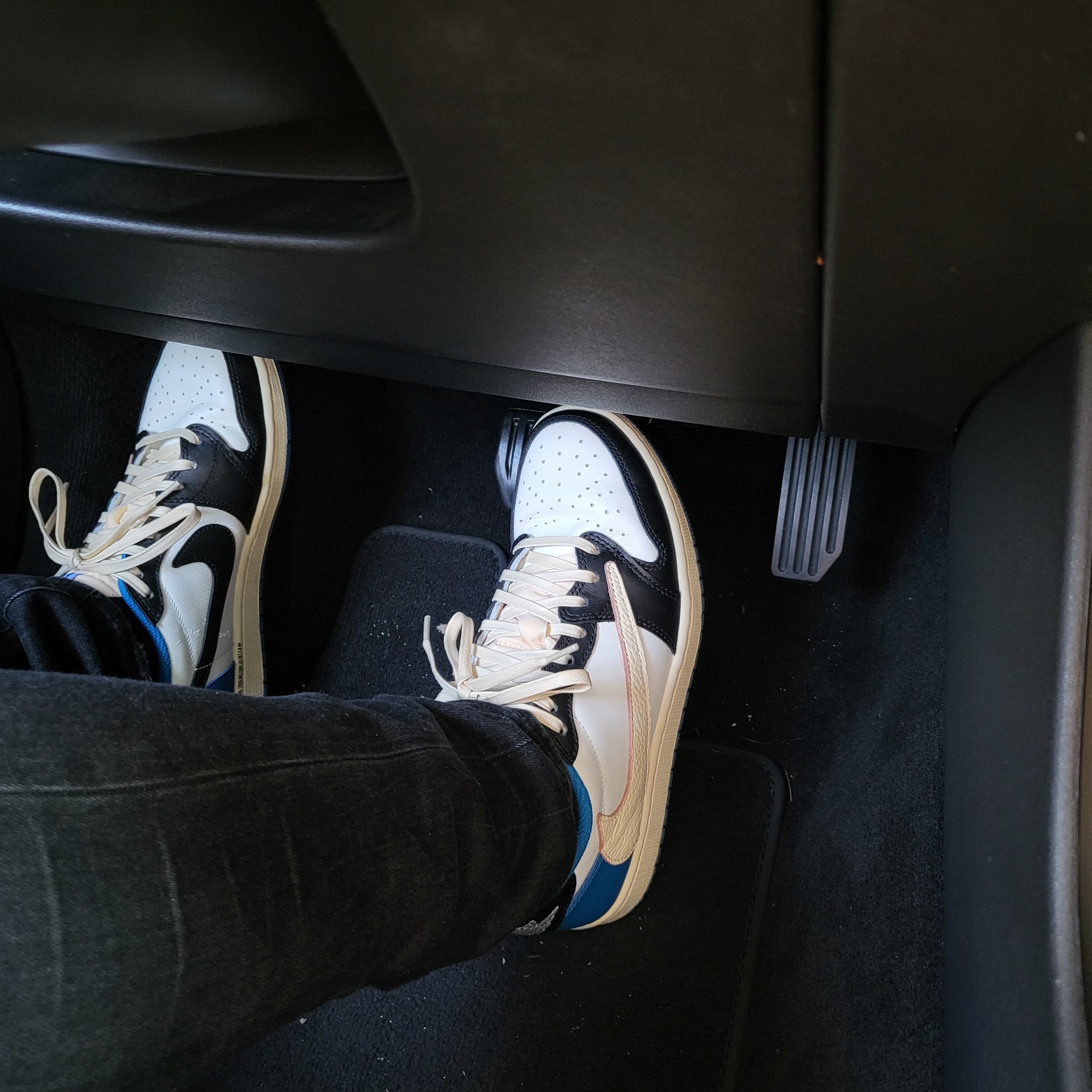 Jordan 1 x Travis Scott x Fragment Retro Low OG SP Military Blue 착용 스타일