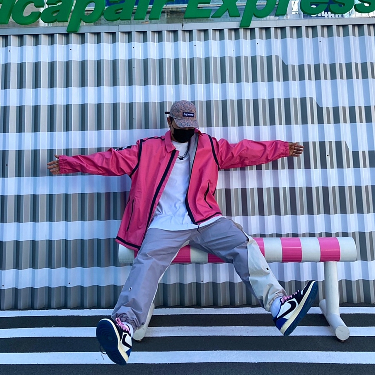 Supreme x The North Face Summit Series Outer Tape Seam Coaches Jacket Pink - 21SS, Jordan 1 x Travis Scott x Fragment Retro Low OG SP Military Blue 착용 스타일 - 1