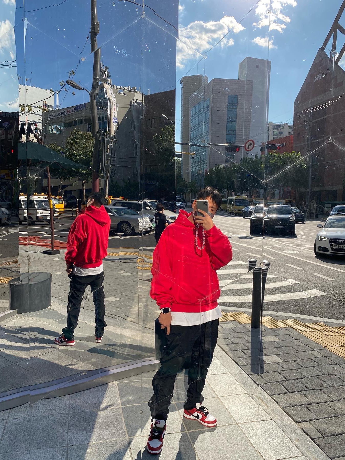 Nike SB Dunk Low Pro Chicago, Yeezy Gap Hoodie Red 착용 스타일 - 3