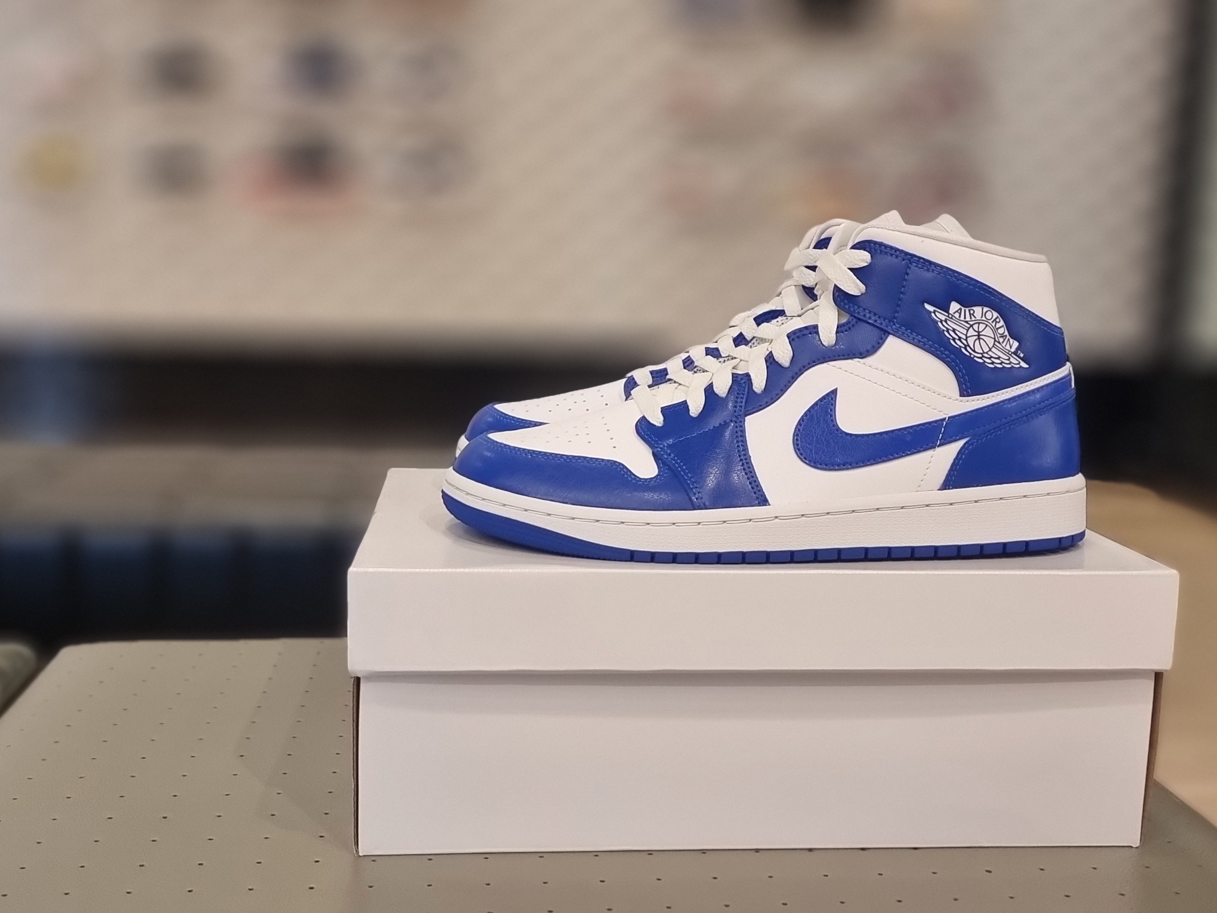 (W) Jordan 1 Mid White Hyper Royal 착용 스타일