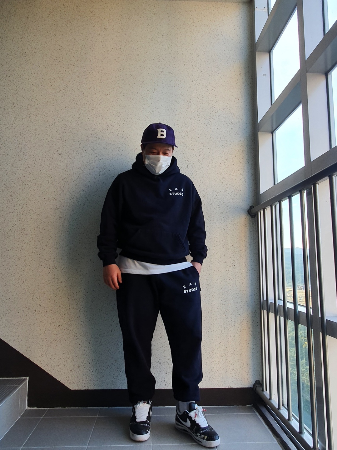 IAB Studio Hoodie Navy - 21SS, IAB Studio Sweatpants Navy - 21SS 착용 스타일 - 1