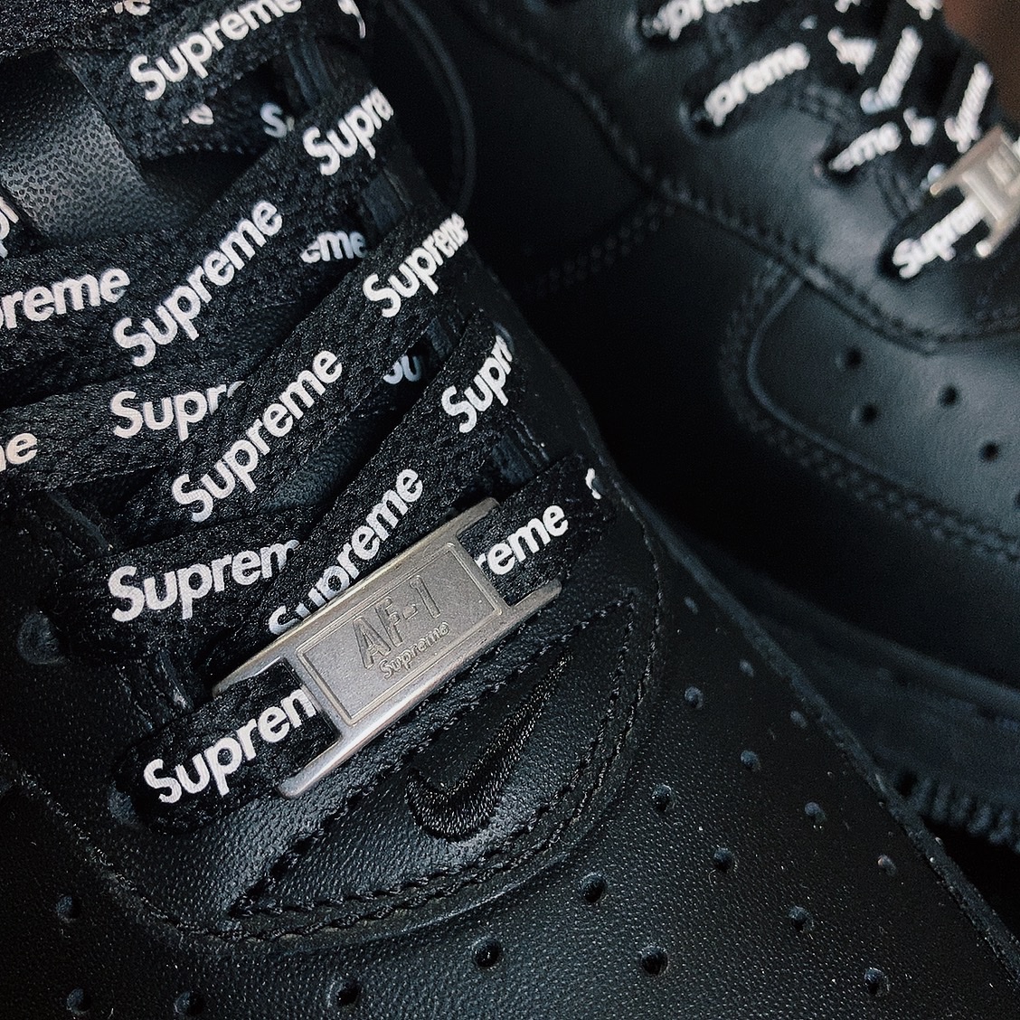 Nike x Supreme Air Force 1 Low Black 착용 스타일 - 2
