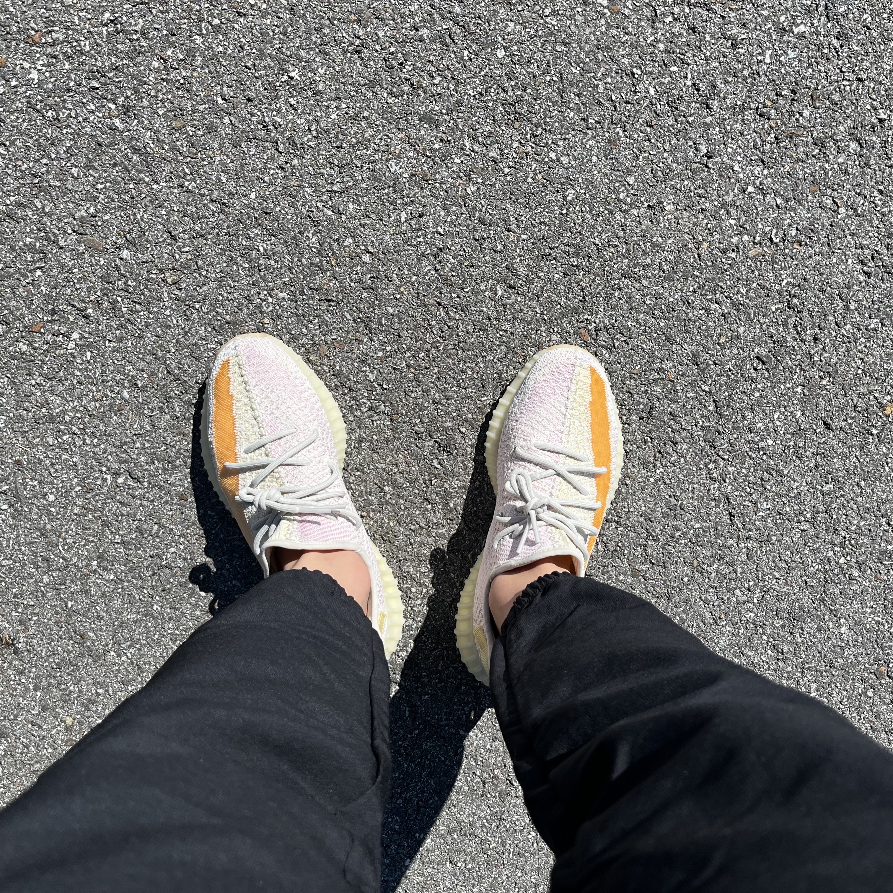 Adidas Yeezy Boost 350 V2 Light 착용 스타일