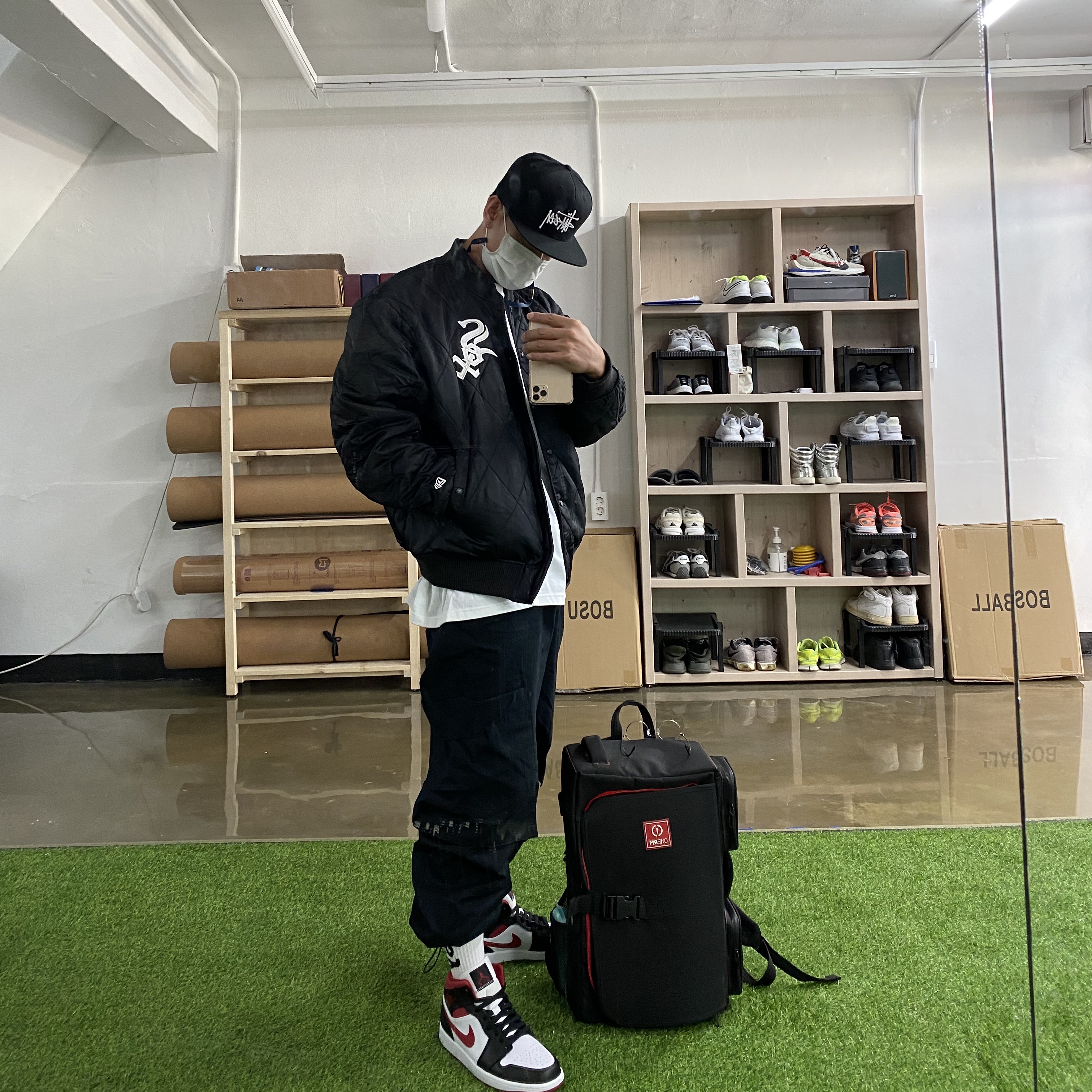 Jordan 1 Mid Gym Red Black White, Stussy Stock DSM Los Angeles T-Shirt White 착용 스타일 - 1