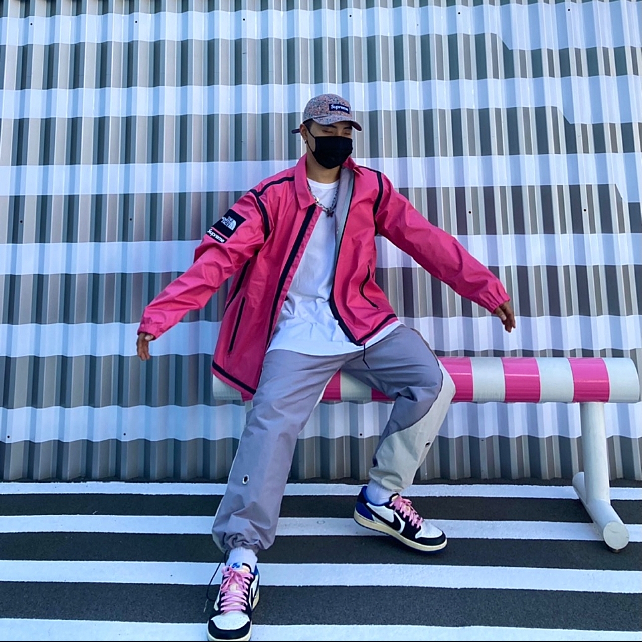 Supreme x The North Face Summit Series Outer Tape Seam Coaches Jacket Pink - 21SS, Jordan 1 x Travis Scott x Fragment Retro Low OG SP Military Blue 착용 스타일 - 2