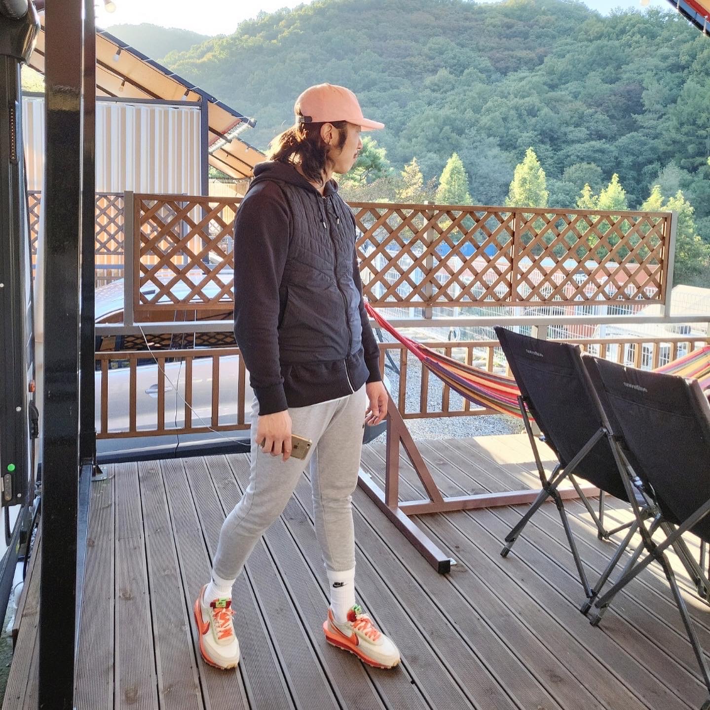 Nike x Sacai x Clot LDWaffle Orange Blaze, (W) Jordan 1 Low OG Starfish 착용 스타일 - 1