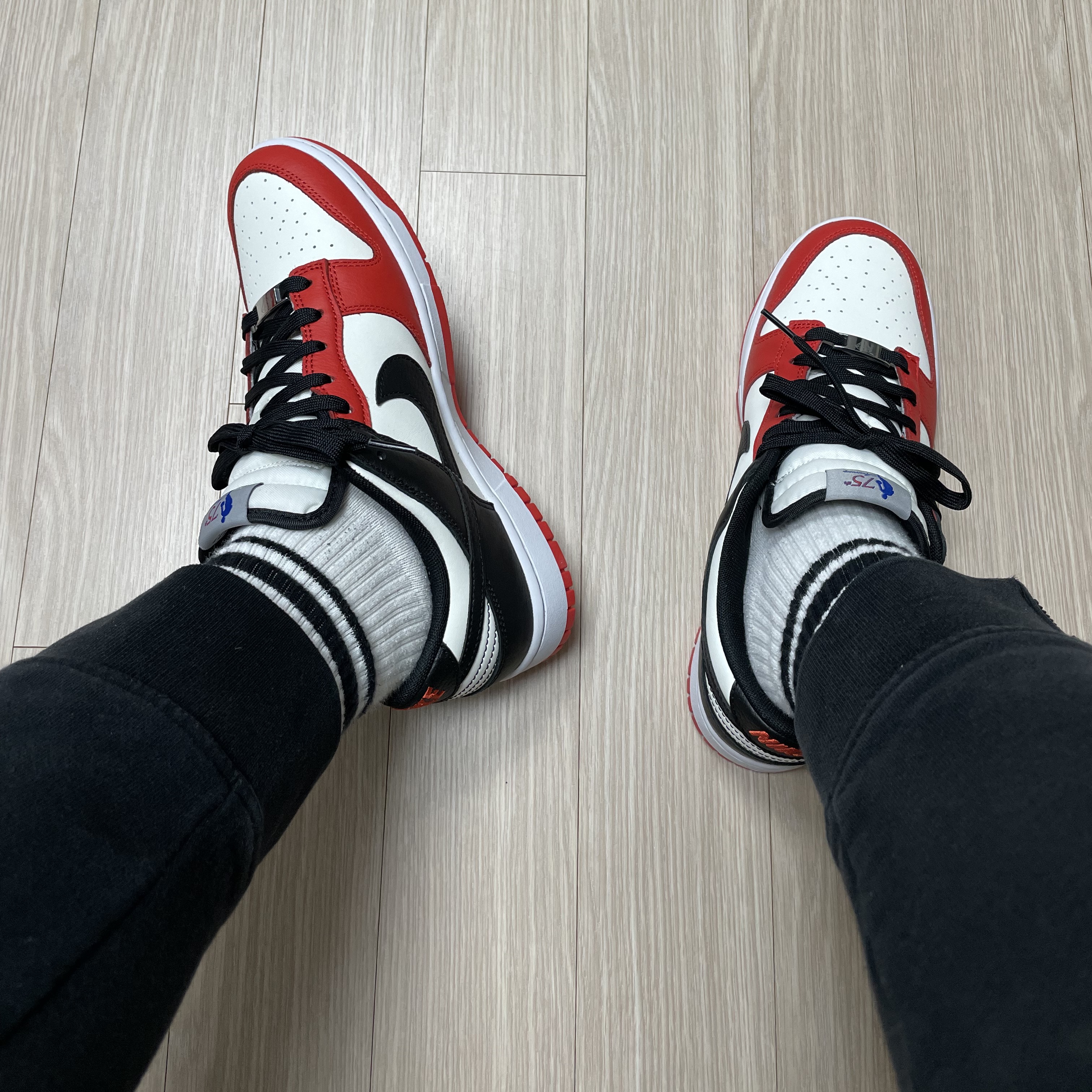Nike x NBA Dunk Low Retro EMB Black and Chile Red 착용 스타일 - 1