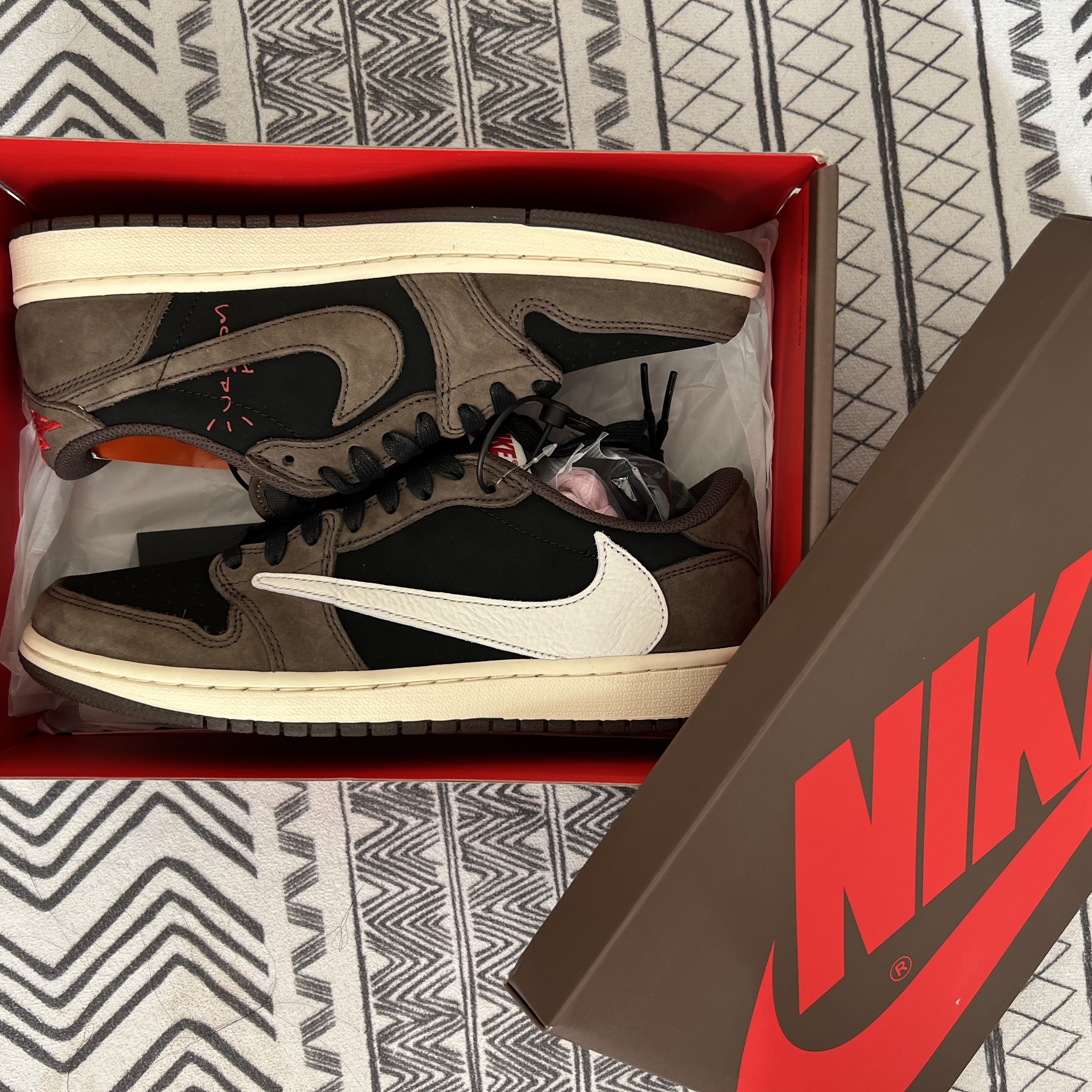 Jordan 1 x Travis Scott Retro Low OG SP Mocha 착용 스타일 - 3