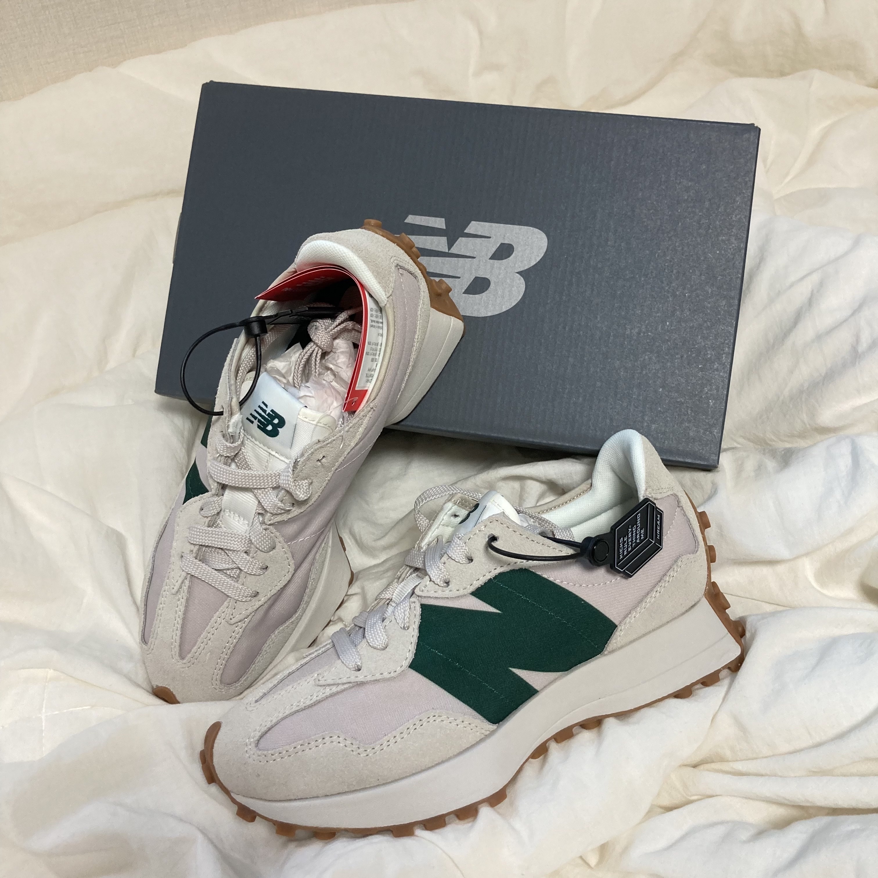 New Balance 327 Timberwolf 착용 스타일