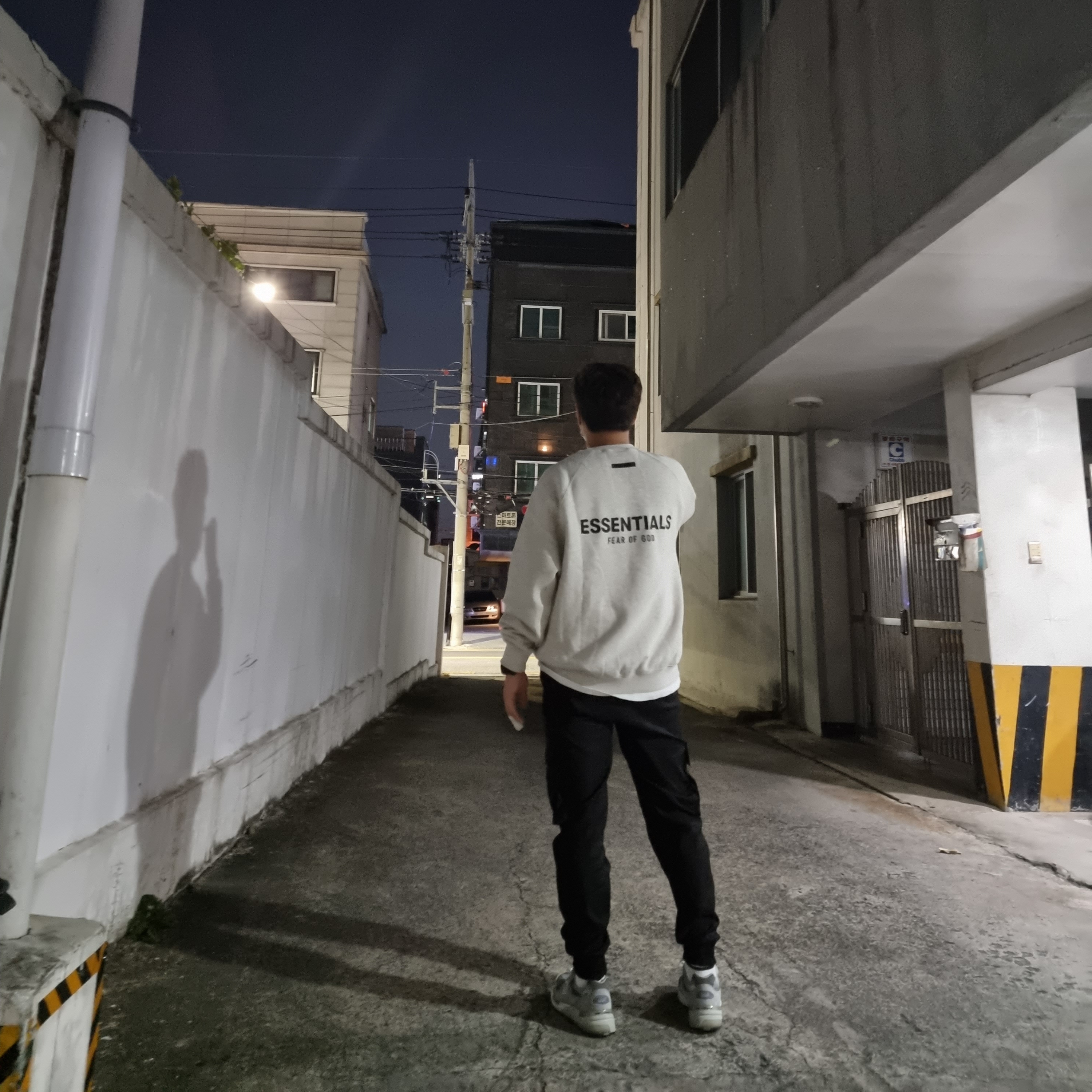 Essentials Pull-Over Crewneck Sweatshirt Oatmeal - 21SS, New Balance 992 Made in USA Grey - D Standard 착용 스타일