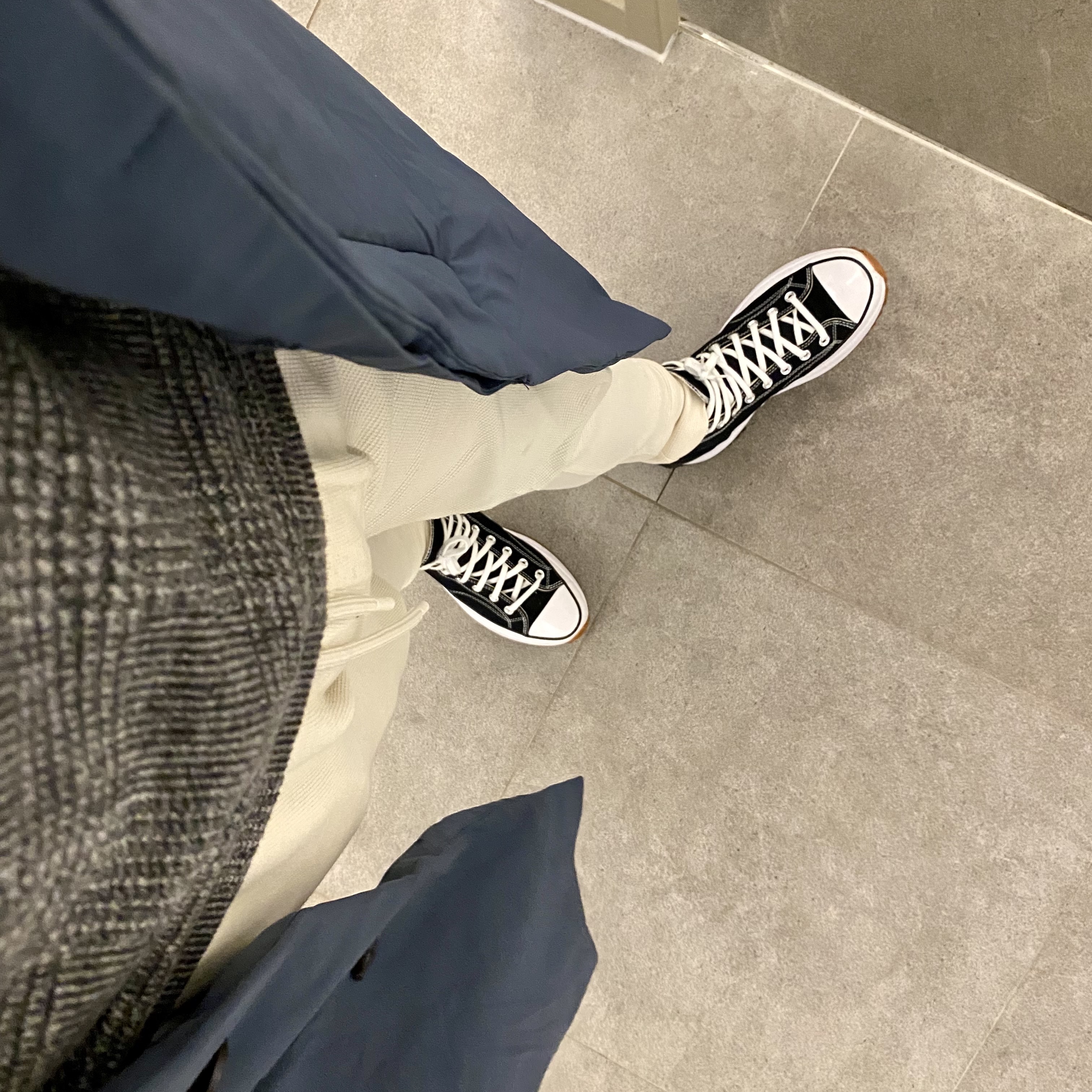 Converse Run Star Hike Hi Black White Gum 착용 스타일 - 1