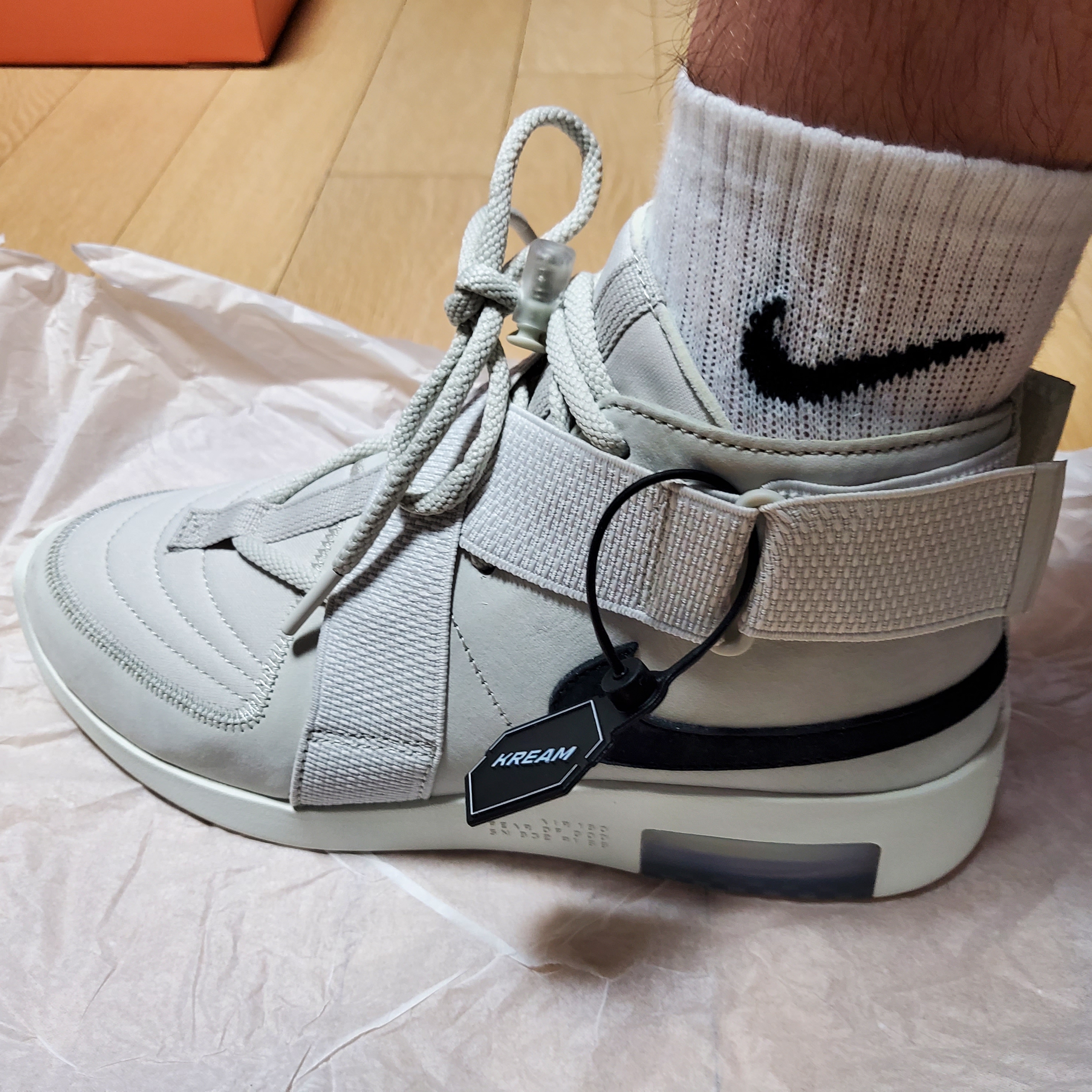 Nike x Fear of God Air Fear of God Raid Light Bone 착용 스타일