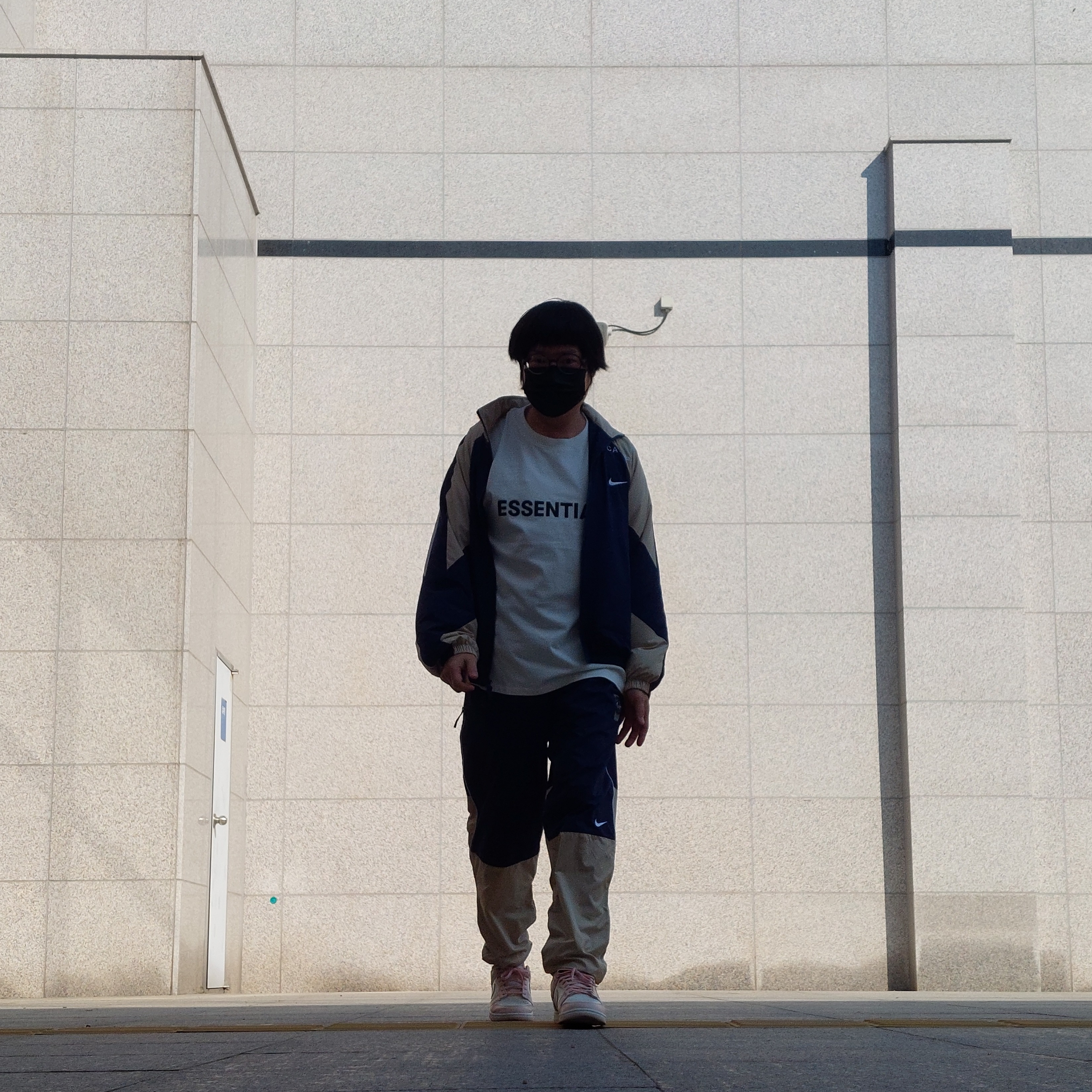 Essentials 3D Silicon Applique Boxy T-Shirt White - 20SS, Nike x Cav Empt Track Jacket Navy 착용 스타일 - 1