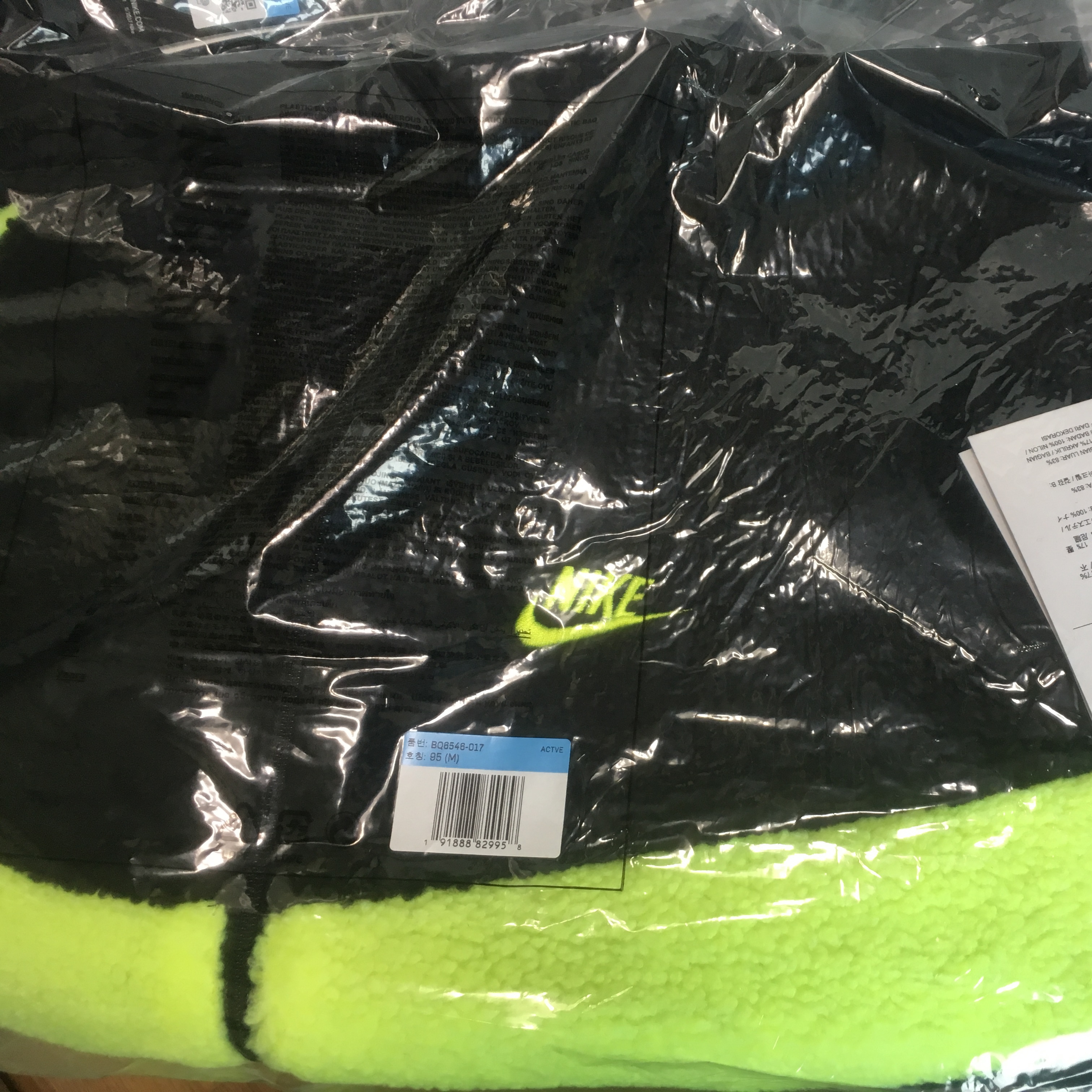 Nike Big Swoosh Full Zip Jacket Black Volt 착용 스타일