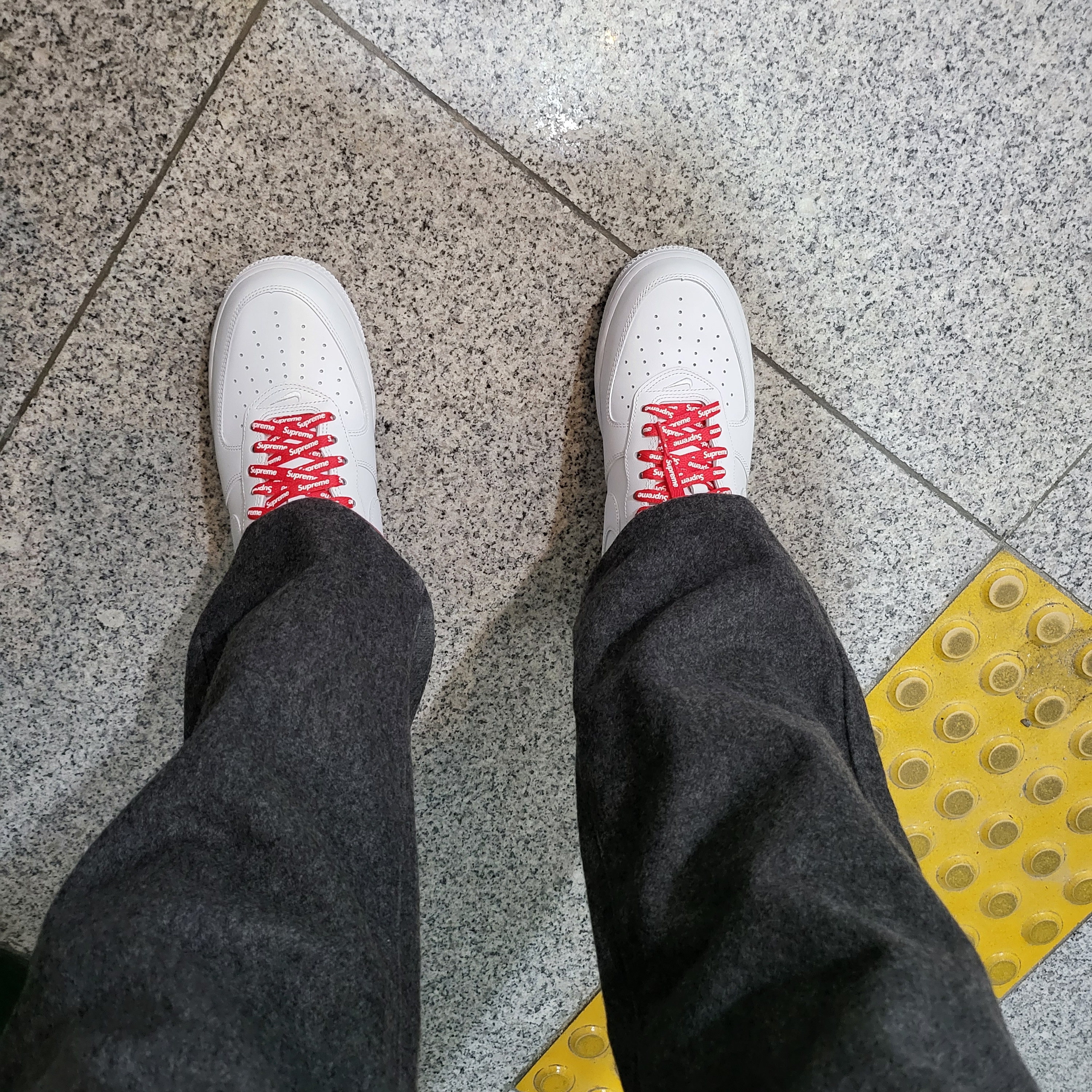Nike x Supreme Air Force 1 Low White 착용 스타일