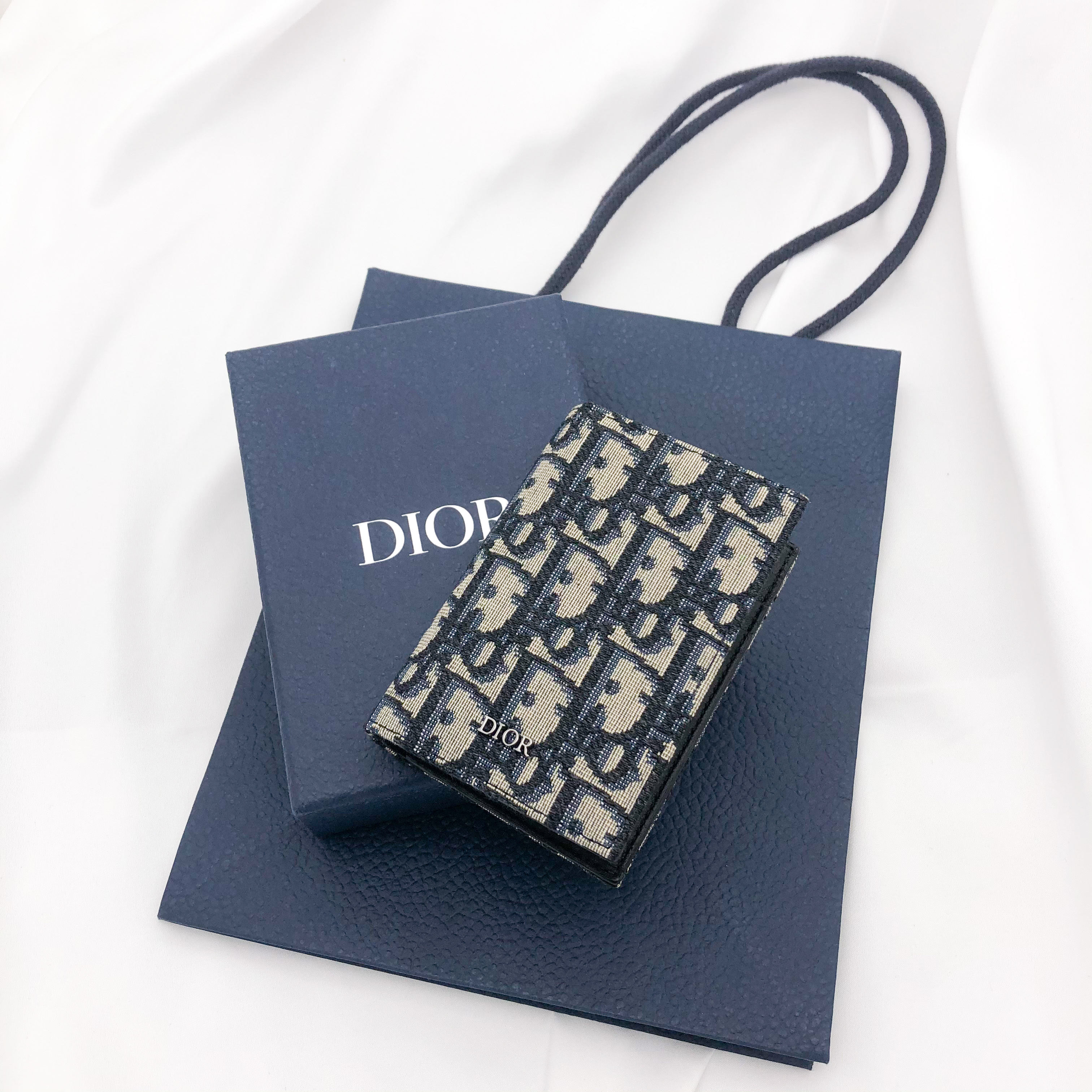 Dior Bi-Fold Card Holder Beige & Black Dior Oblique Jacquard 착용 스타일