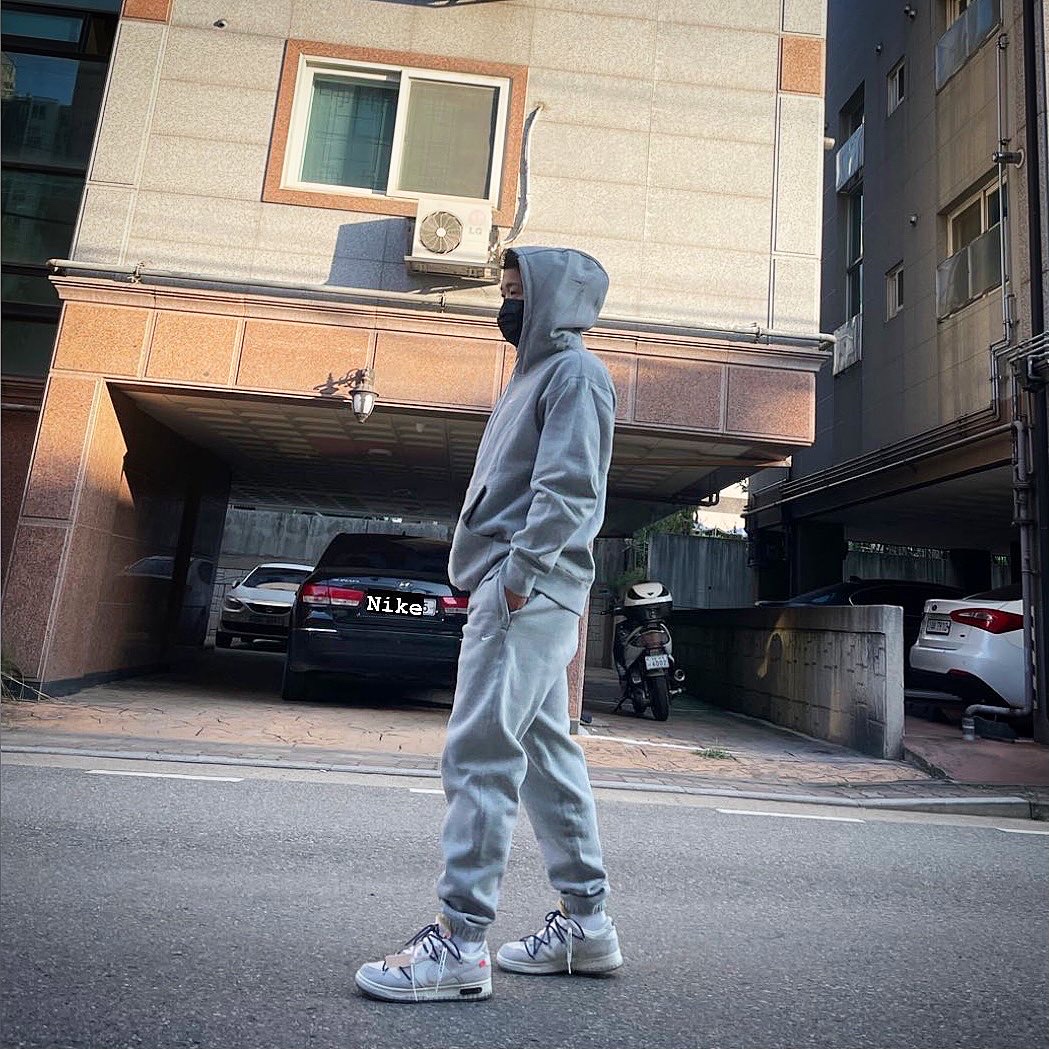 Nike NRG Solo Swoosh Fleece Hoodie Dark Grey Heather - US/EU, Nike x Off-White Dunk Low The 50 - Lot 18 착용 스타일 - 2