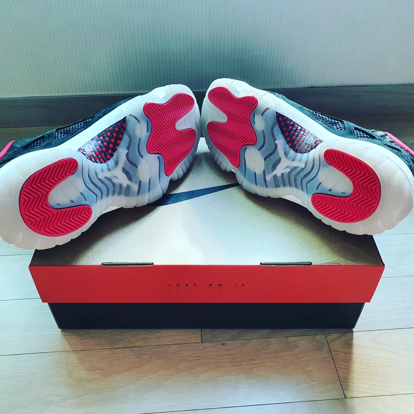 Jordan 11 Retro Low IE Bred 2021 착용 스타일 - 4