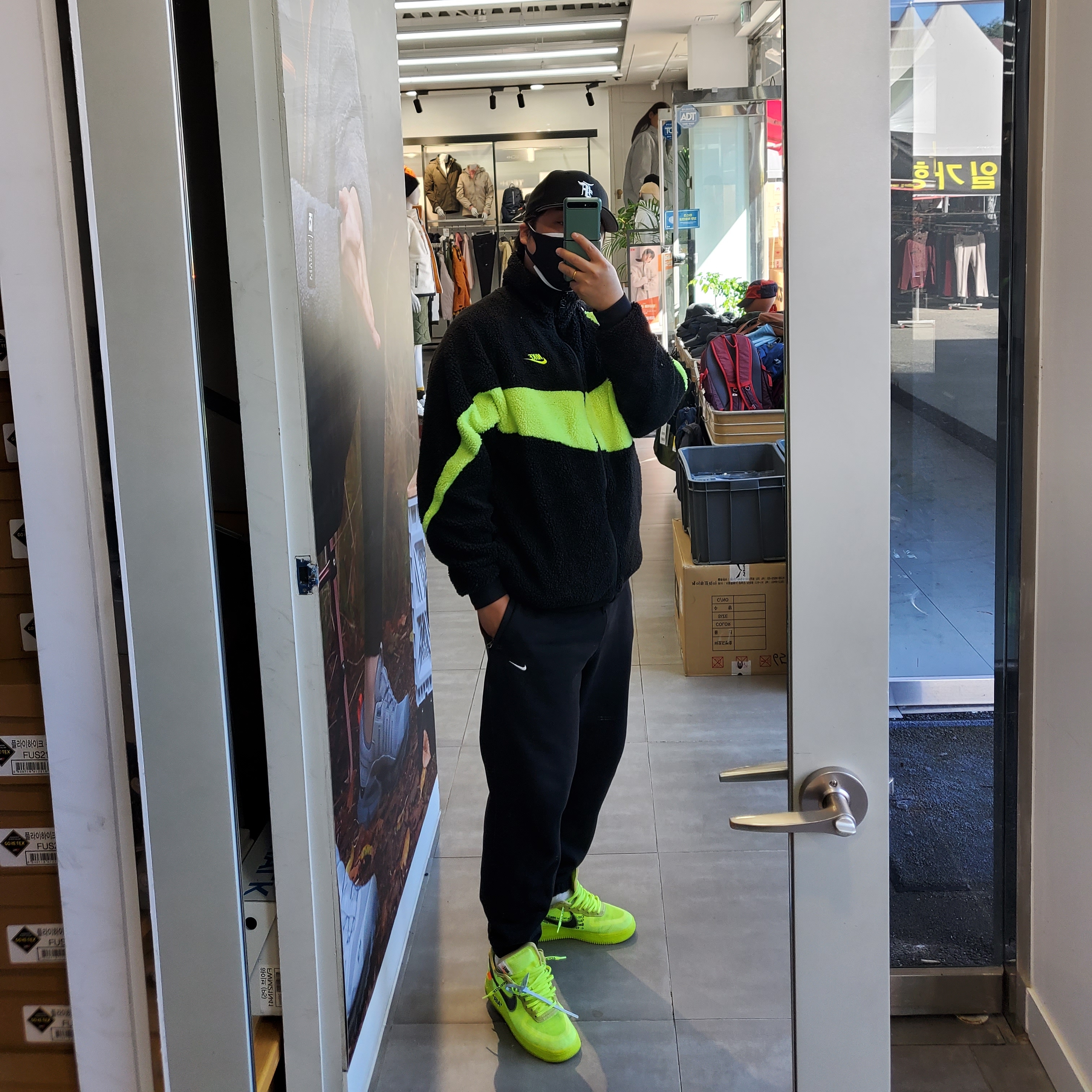 Nike Big Swoosh Full Zip Jacket Black Volt, Nike x Off-White Air Force 1 Low Volt 착용 스타일 - 1