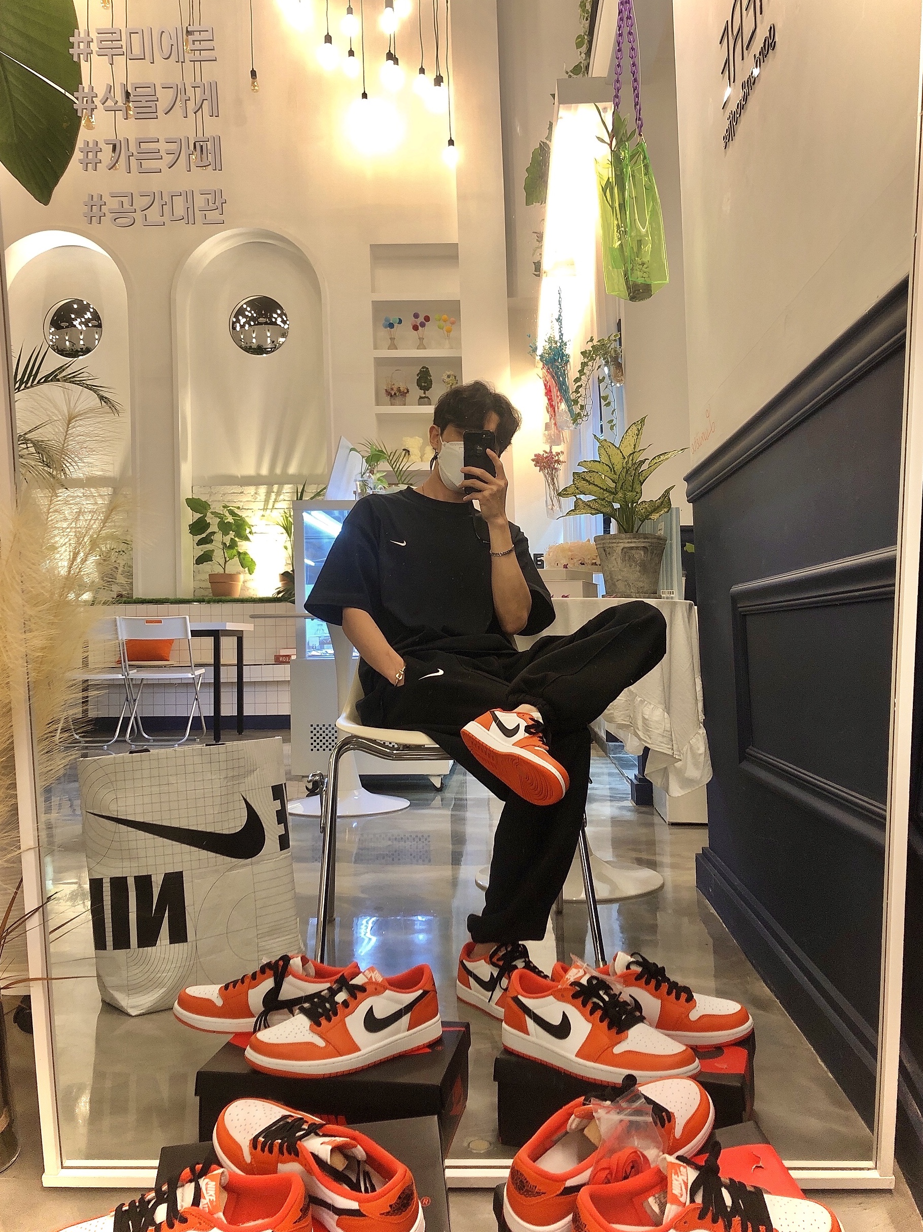 Jordan 1 Low OG Starfish, Nike NRG Solo Swoosh T-Shirt Black - US/EU 착용 스타일
