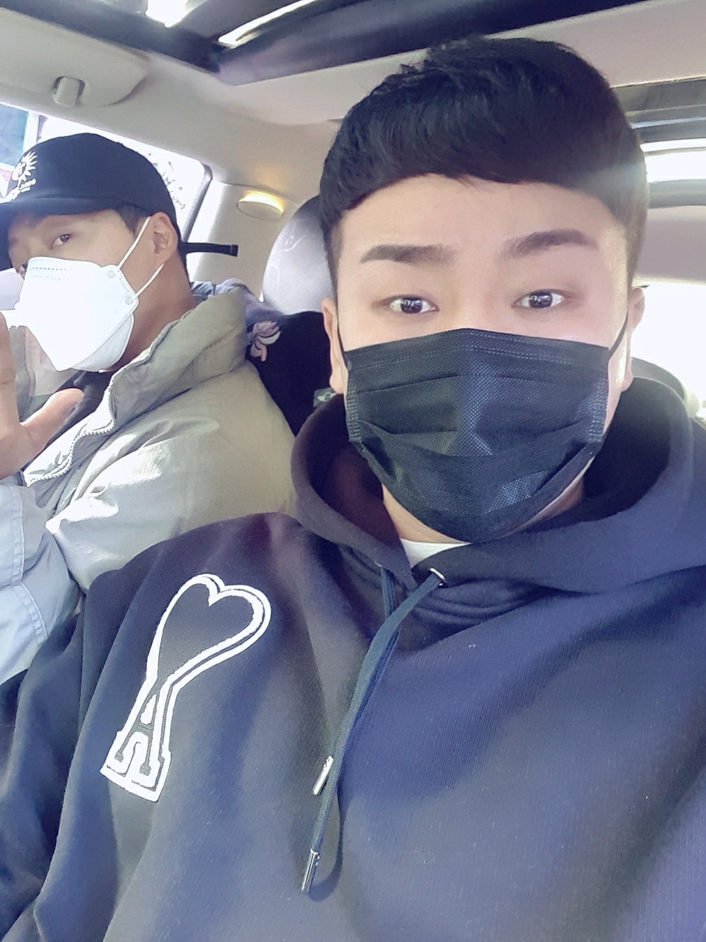 AMI de Coeur Hoodie Black White 착용 스타일