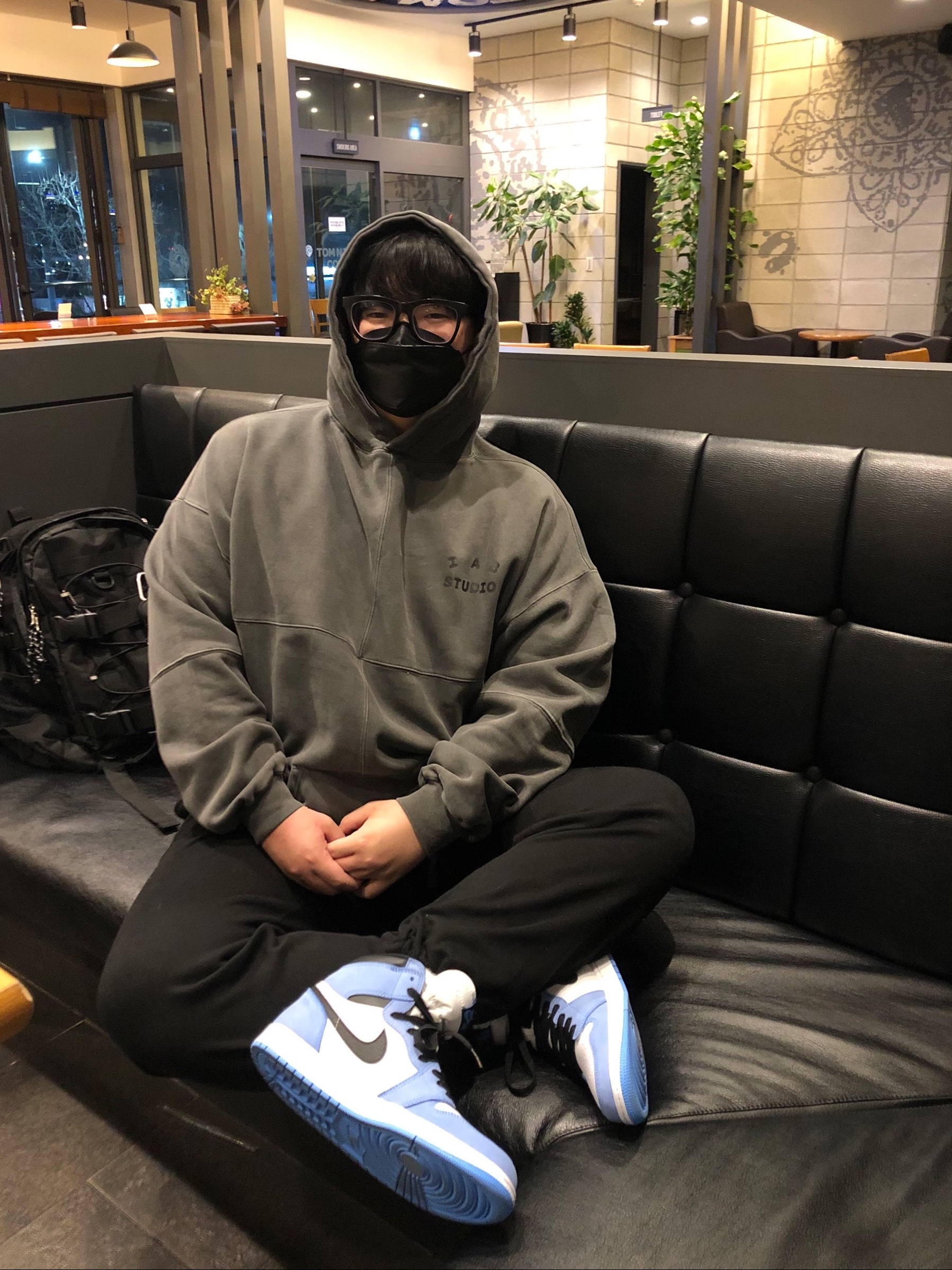 IAB Studio Blocked Pigment Hoodie Black, Jordan 1 Retro High OG University Blue 착용 스타일 - 1