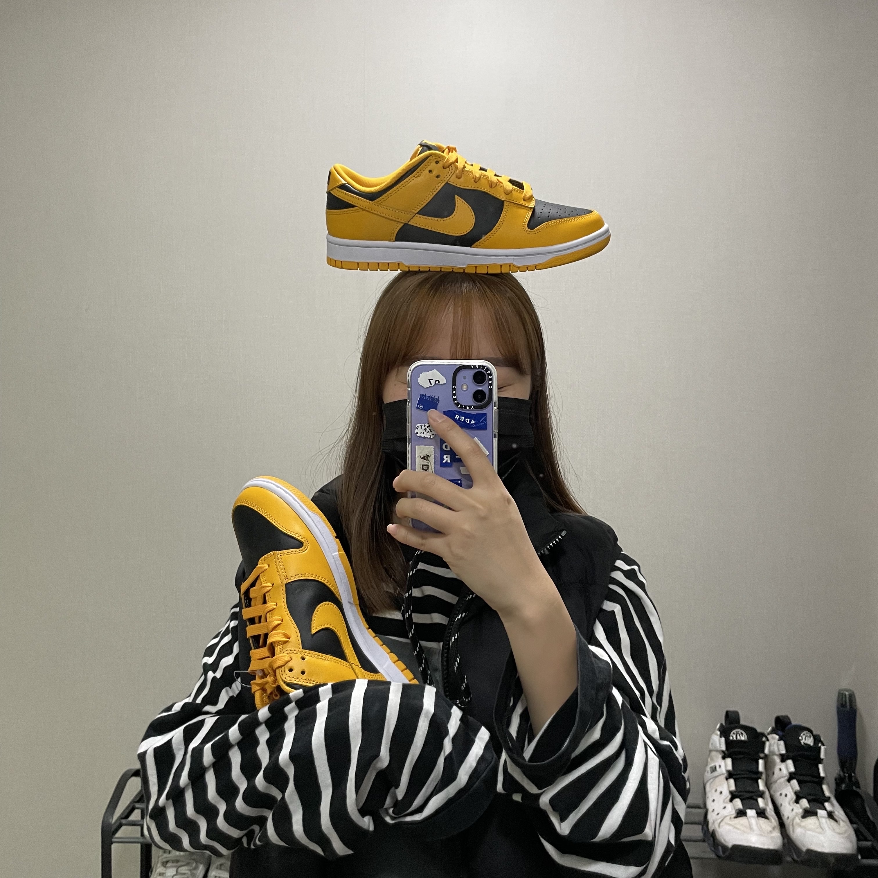 Nike Dunk Low Retro Championship Goldenrod, Casetify x Ader Error Sticker Sling iPhone Case 착용 스타일 - 2