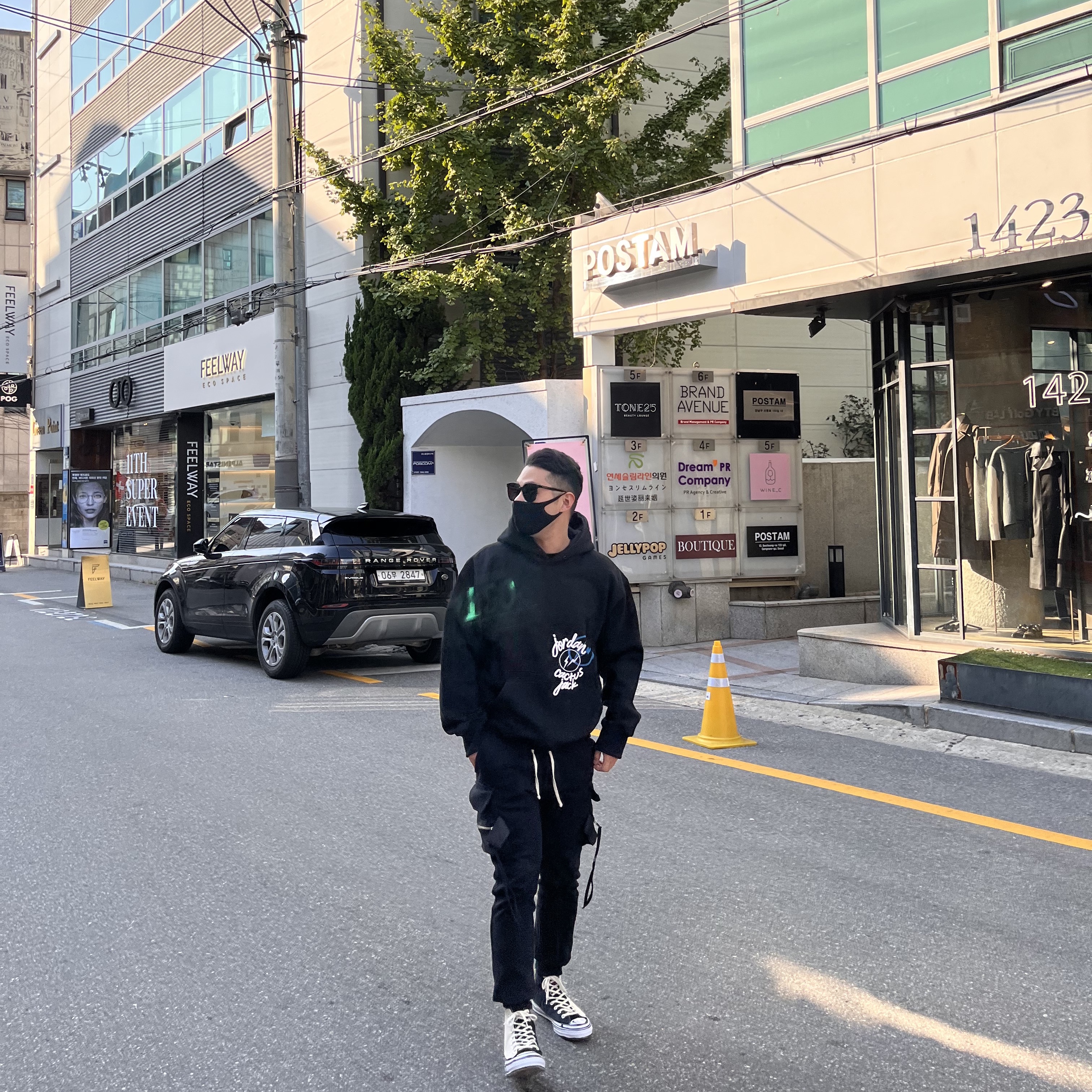 Jordan x Travis Scott x Fragment Hoodie Black (DJ0616-010), Converse x Joshua Vides Chuck 70s Hi Black 착용 스타일