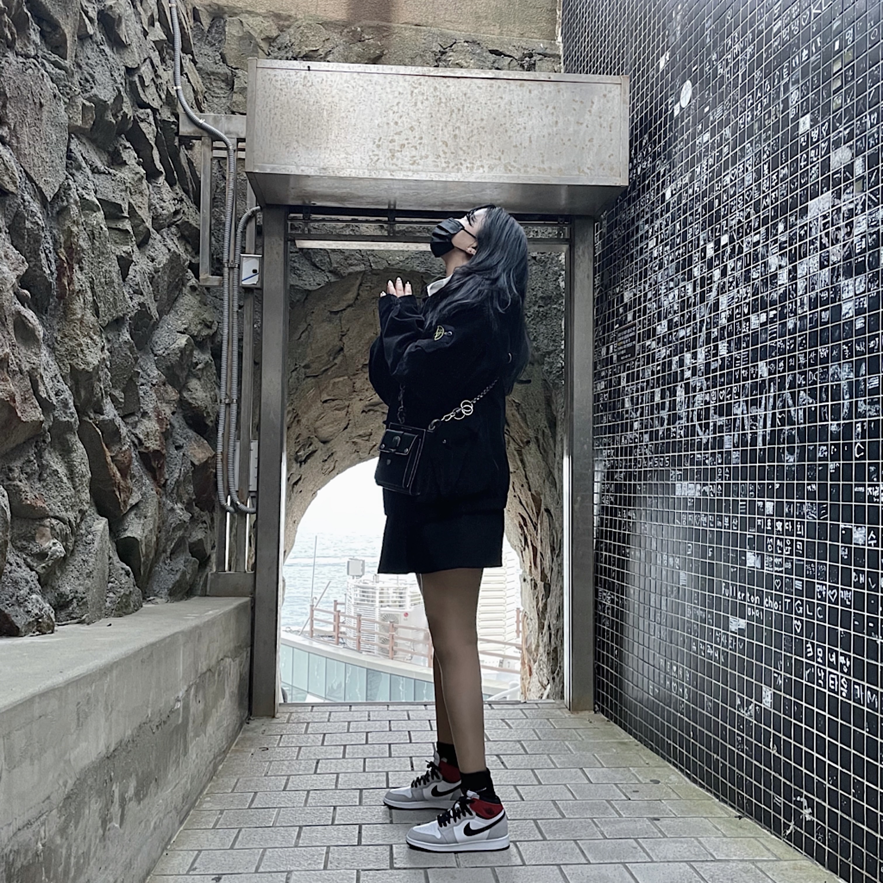 Supreme x Stone Island Corduroy Jacket Black - 20FW, Jordan 1 Retro High OG Light Smoke Grey 착용 스타일