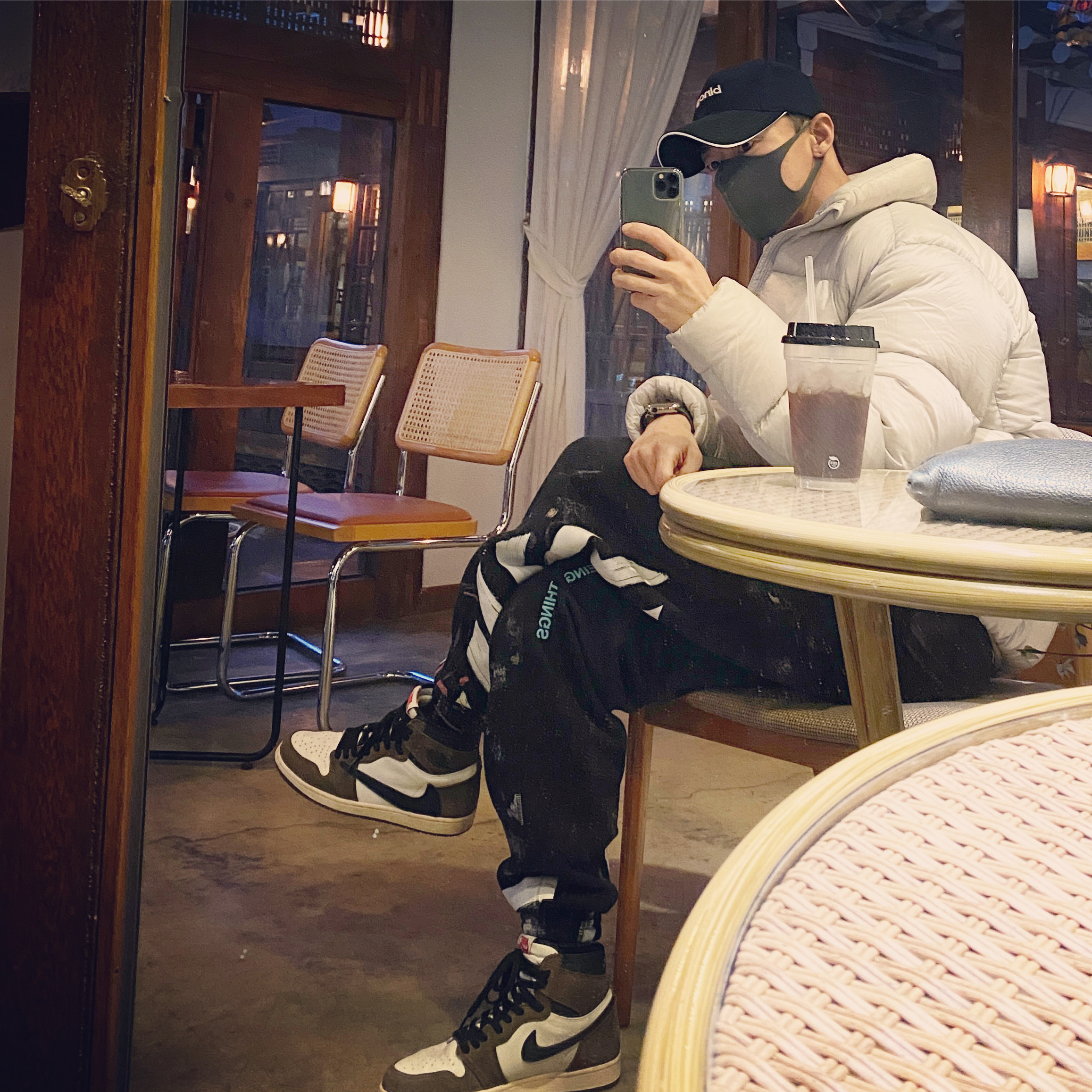 Balenciaga Zipped Card Holder Black, Nike x Off-White NRG Football Socks Total Orange 착용 스타일