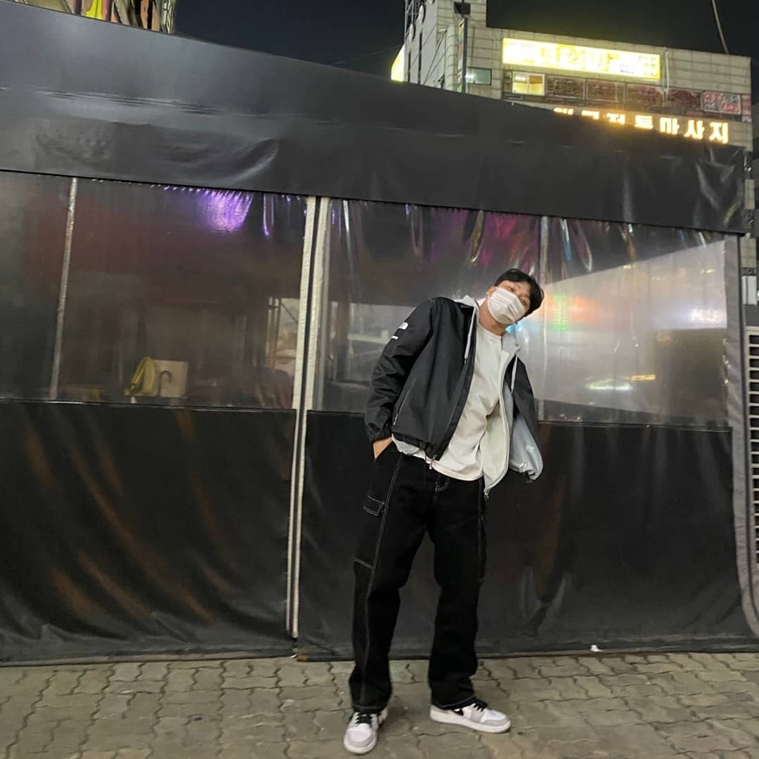 Jordan 1 Mid Light Smoke Grey, Supreme x The North Face Summit Series Outer Tape Seam Coaches Jacket Black - 21SS 착용 스타일 - 2
