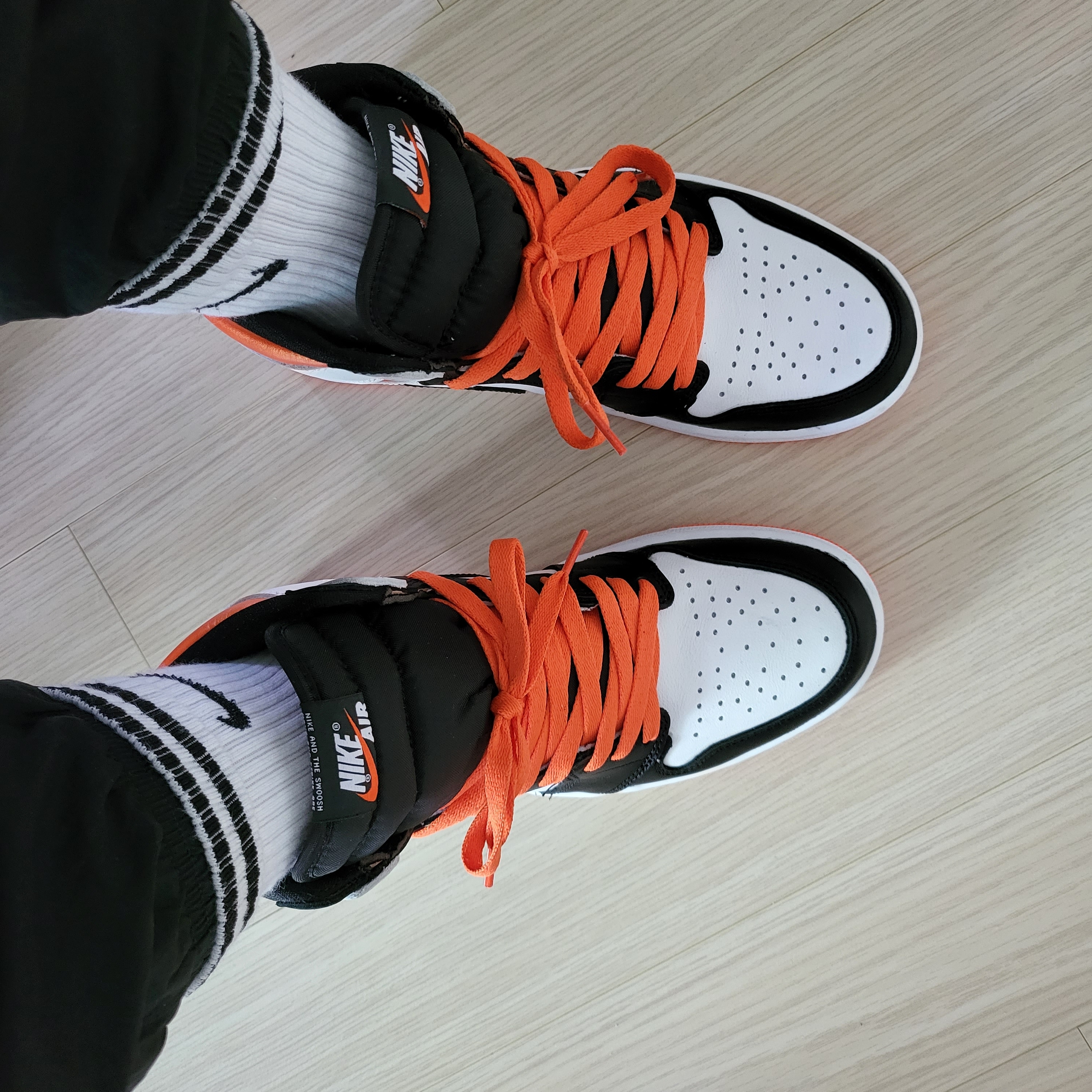 Jordan 1 Retro High OG Electro Orange 착용 스타일 - 2