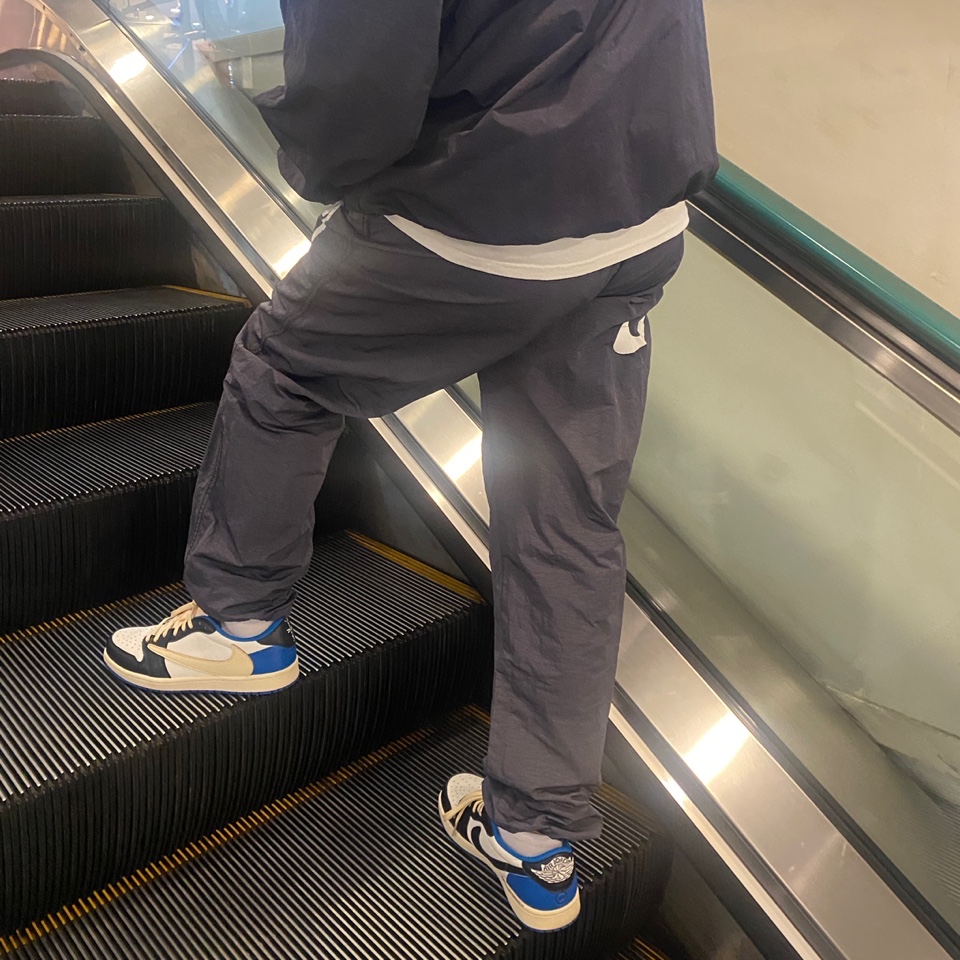 Jordan 1 x Travis Scott x Fragment Retro Low OG SP Military Blue 착용 스타일