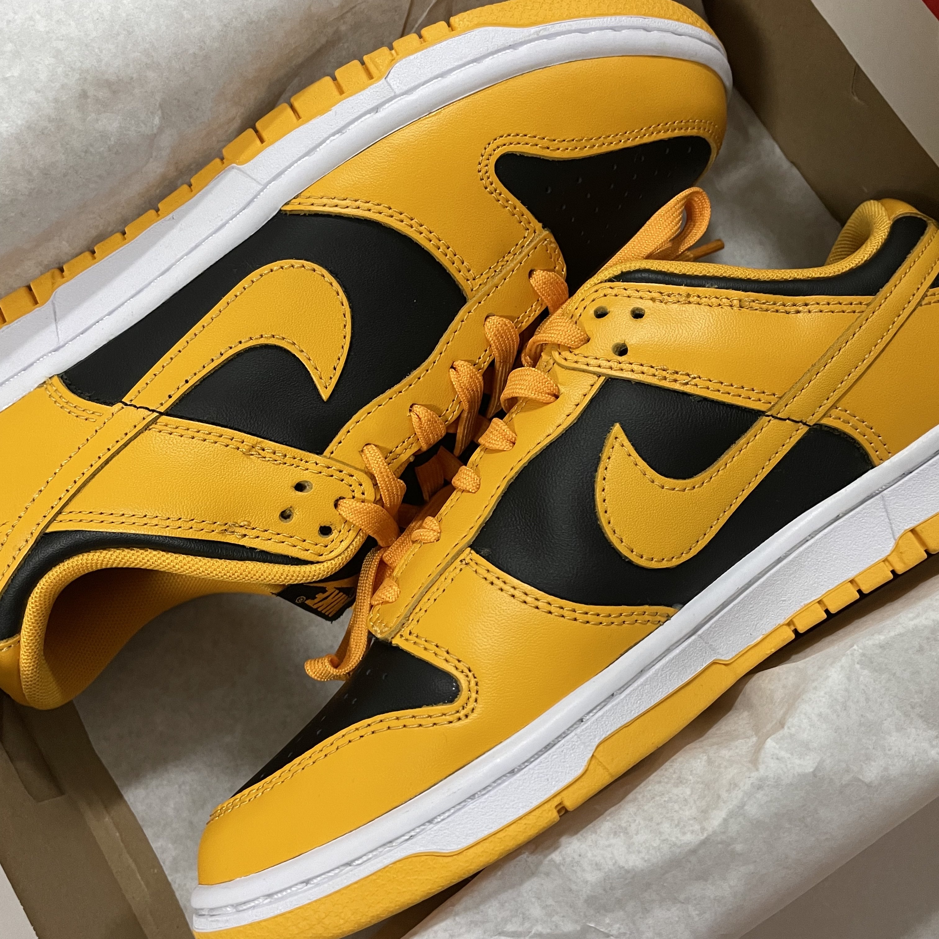 Nike Dunk Low Retro Championship Goldenrod, Casetify x Ader Error Sticker Sling iPhone Case 착용 스타일 - 1