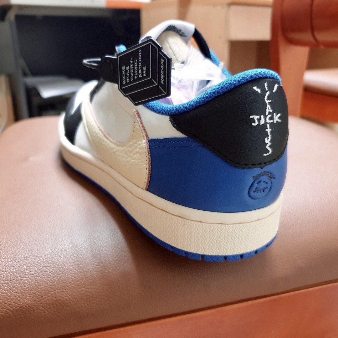 Jordan 1 x Travis Scott x Fragment Retro Low OG SP Military Blue 착용 스타일 - 2